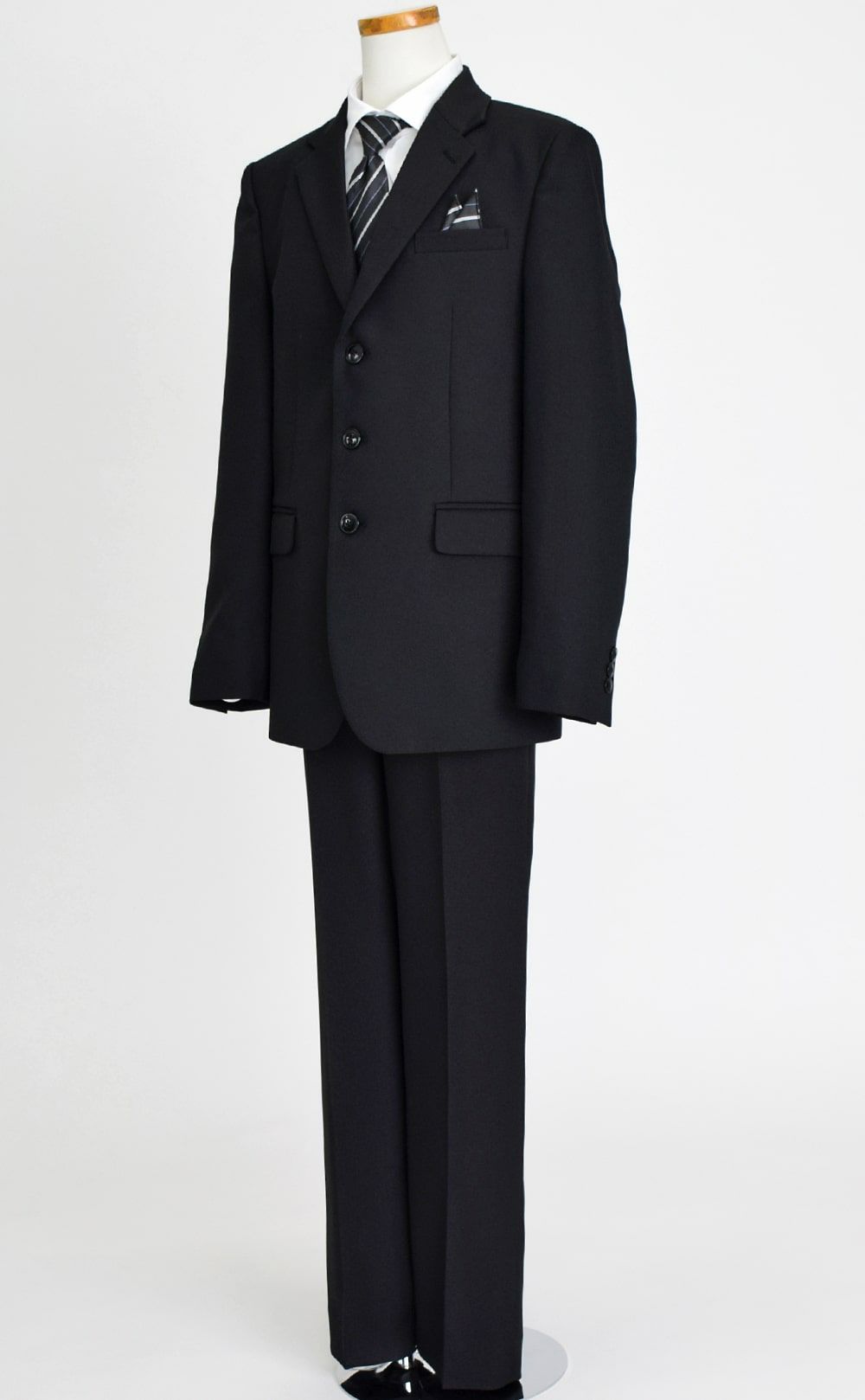 特別な日にぴったりのブラックカラーの男の子用フォーマルスーツ。シンプルで美しいシルエットが魅力のAngel's Closetの子供フォーマル レンタル商品（【レンタル】ヘリンボーン織り3つボタンスーツ5点セット(CAT545611)ブラック）｜画像4