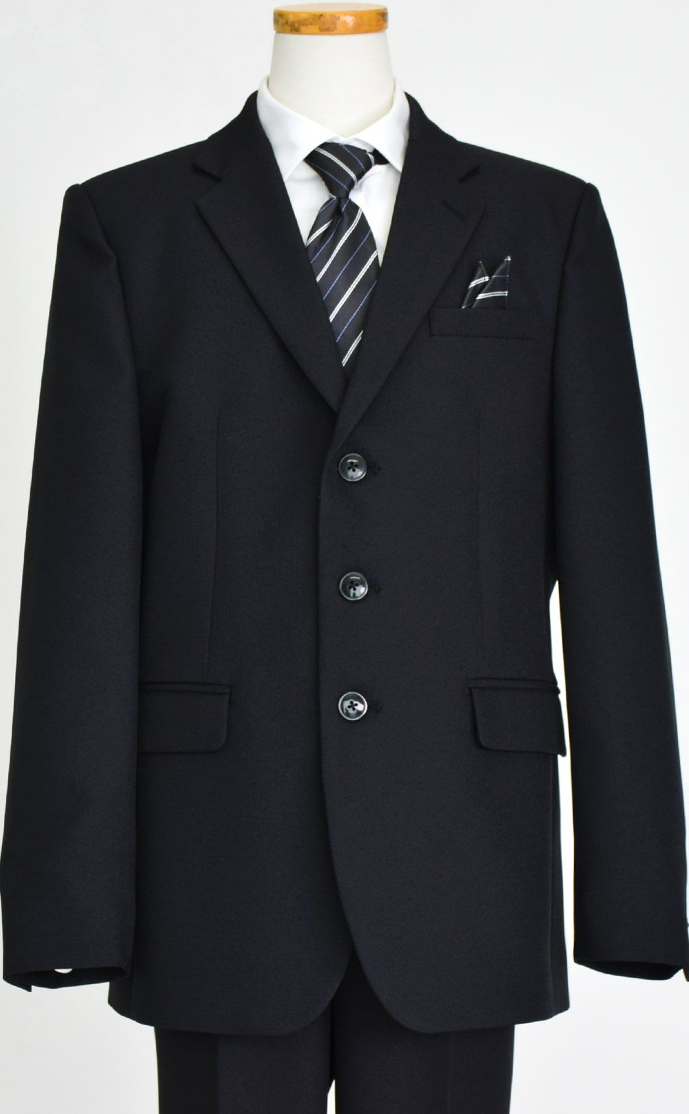 特別な日にぴったりのブラックカラーの男の子用フォーマルスーツ。シンプルで美しいシルエットが魅力のAngel's Closetの子供フォーマル レンタル商品（【レンタル】ヘリンボーン織り3つボタンスーツ5点セット(CAT545611)ブラック）｜画像6