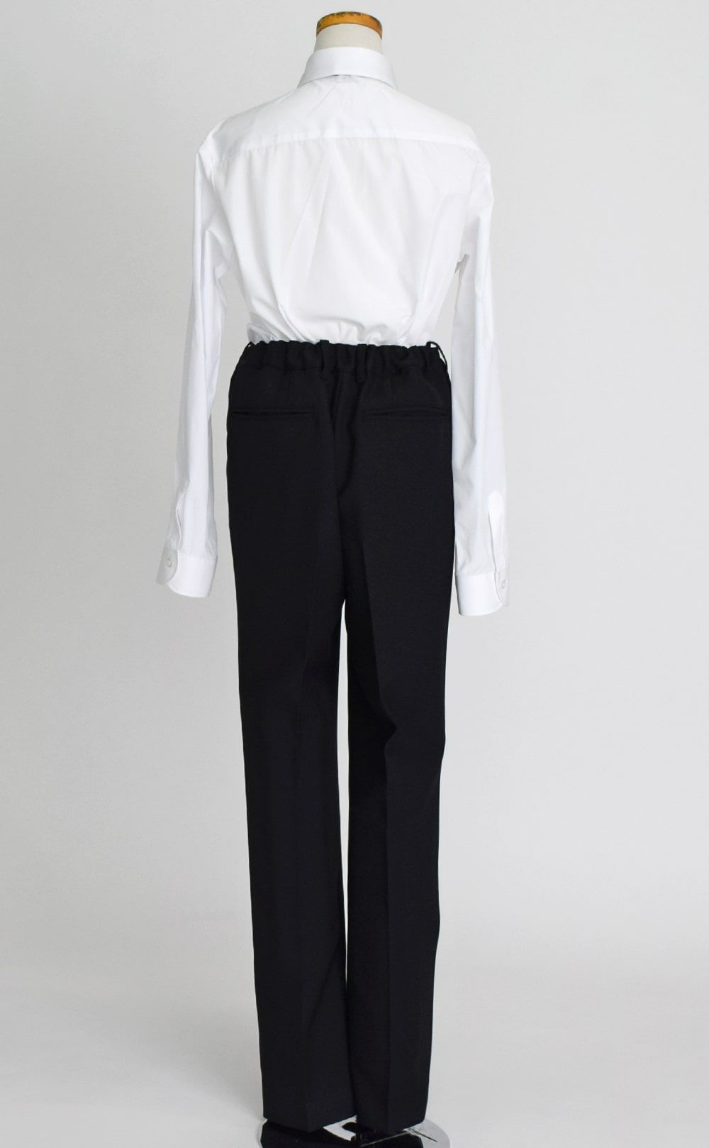 特別な日にぴったりのブラックカラーの男の子用フォーマルスーツ。シンプルで美しいシルエットが魅力のAngel's Closetの子供フォーマル レンタル商品（【レンタル】ヘリンボーン織り3つボタンスーツ5点セット(CAT545611)ブラック）｜画像8