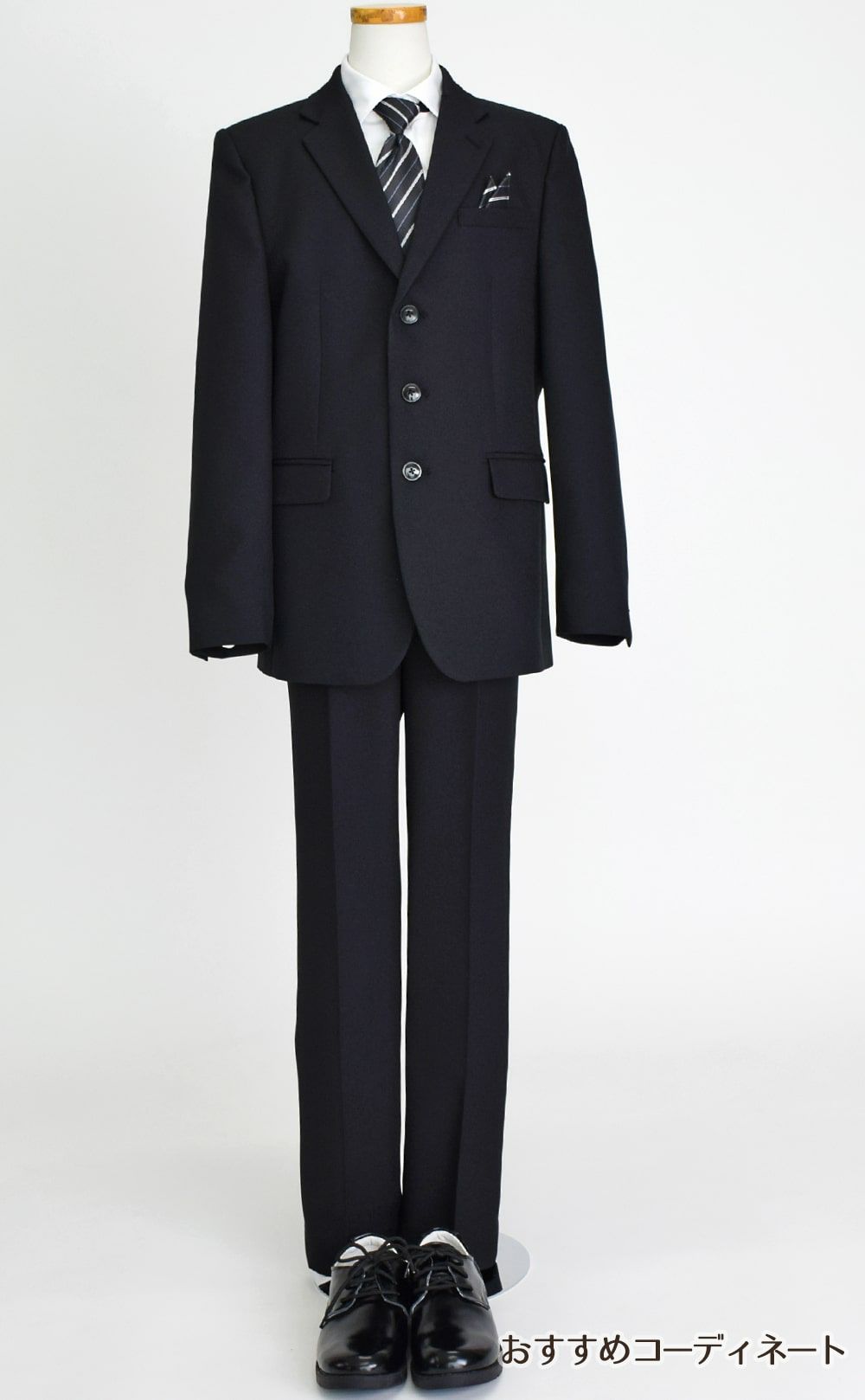 特別な日にぴったりのブラックカラーの男の子用フォーマルスーツ。シンプルで美しいシルエットが魅力のAngel's Closetの子供フォーマル レンタル商品（【レンタル】ヘリンボーン織り3つボタンスーツ5点セット(CAT545611)ブラック）｜画像9