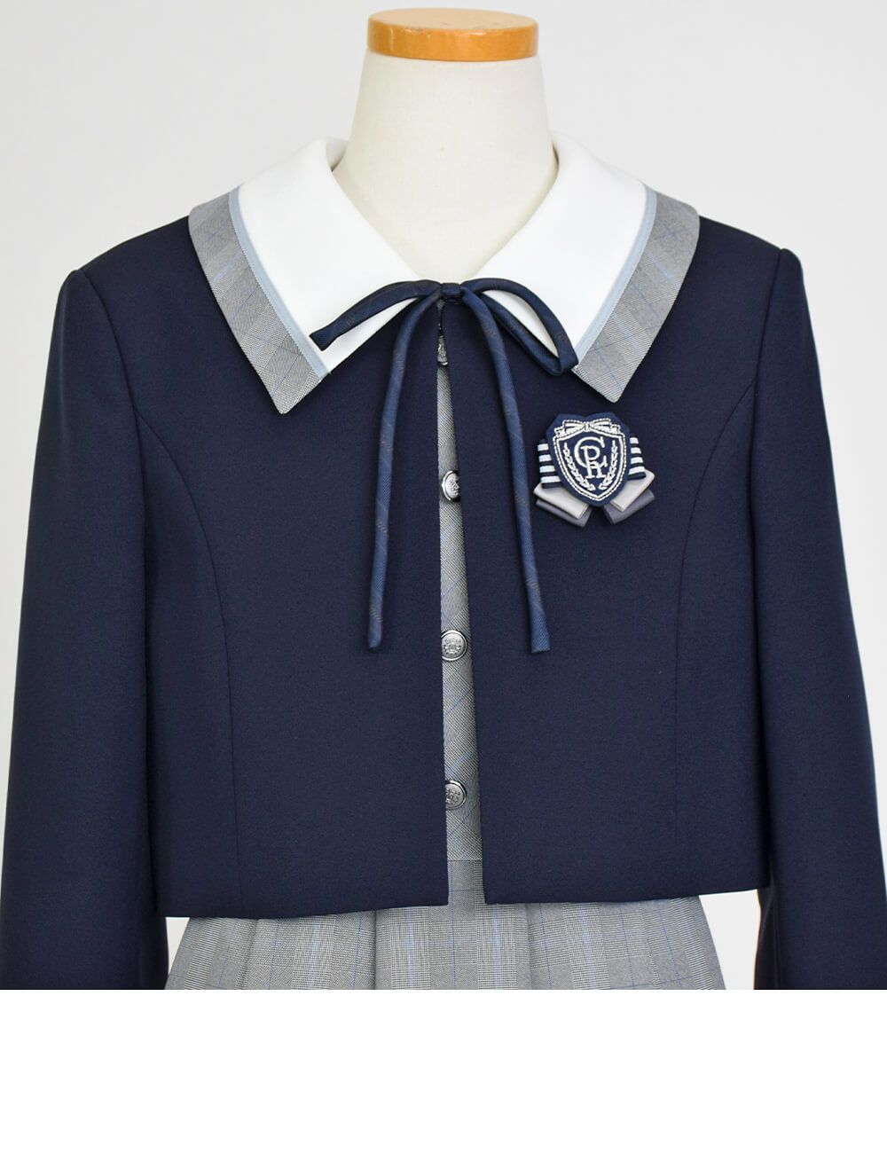 特別な日にぴったりのネイビーカラーの男の子用フォーマルスーツ。シンプルで美しいシルエットが魅力のAngel's Closetの子供フォーマル レンタル商品（【レンタル】グレンチェックアンサンブルスーツ(CAT742566)ネイビー）｜画像6