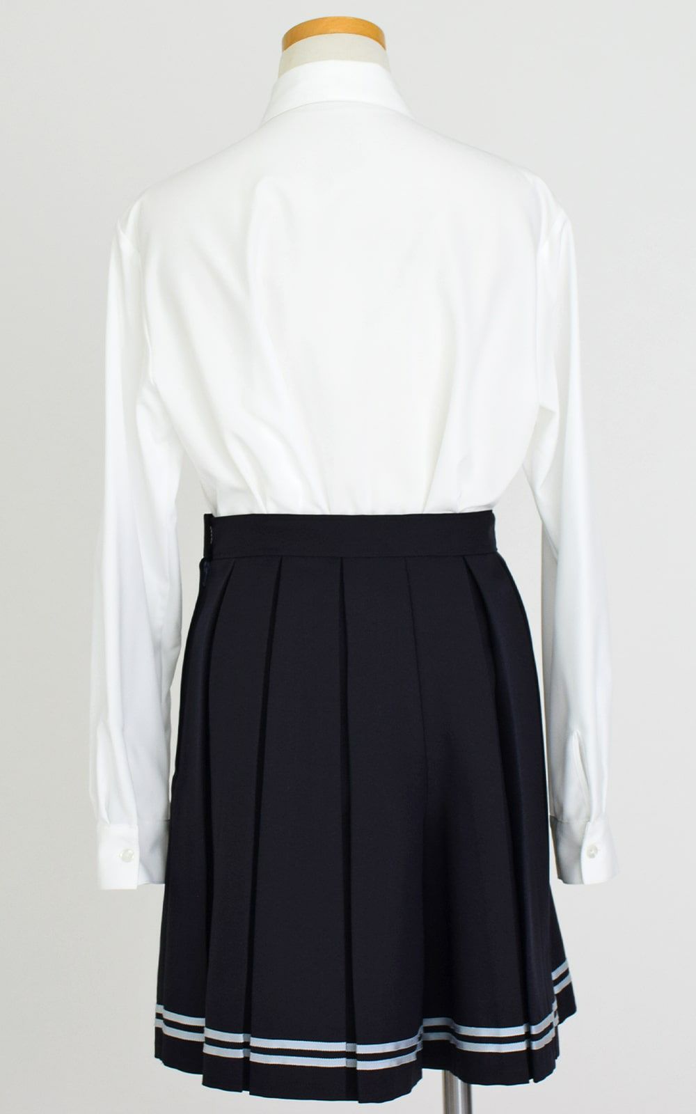 特別な日にぴったりのネイビーカラーの男の子用フォーマルスーツ。シンプルで美しいシルエットが魅力のAngel's Closetの子供フォーマル レンタル商品（【レンタル】セーラービッグカラースーツ(CAT742568)ネイビー）｜画像8