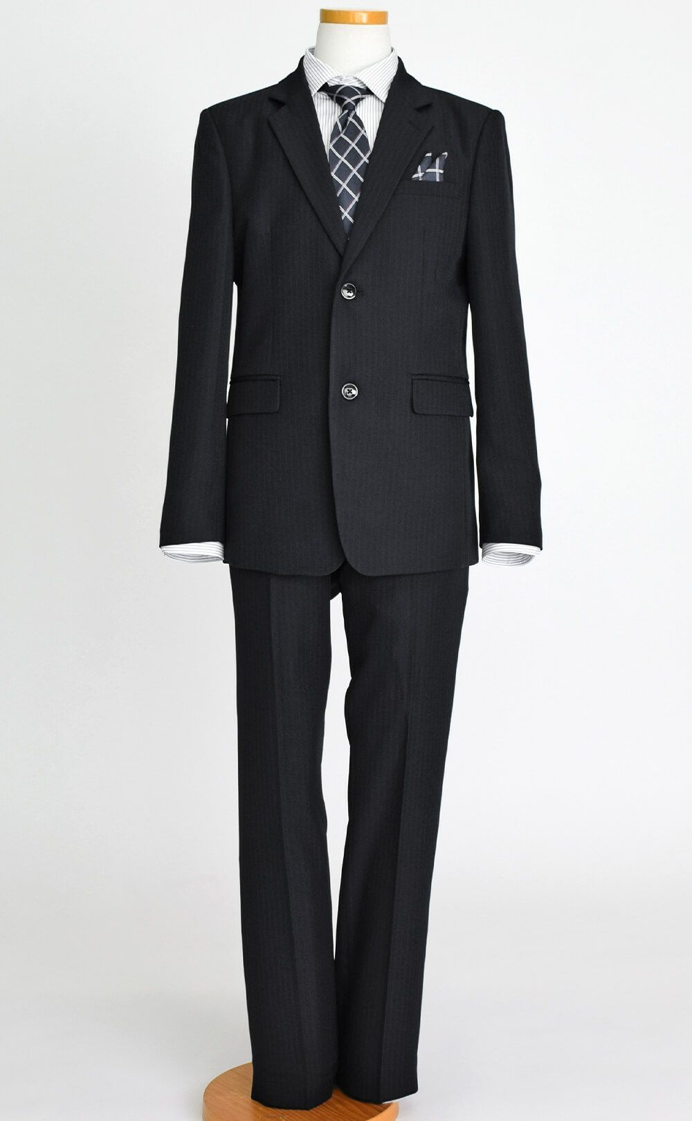特別な日にぴったりのブラックカラーの男の子用フォーマルスーツ。シンプルで美しいシルエットが魅力のAngel's Closetの子供フォーマル レンタル商品（【レンタル】2つ釦ストライプスーツ5点セット(CAT545610)ブラック）｜画像3