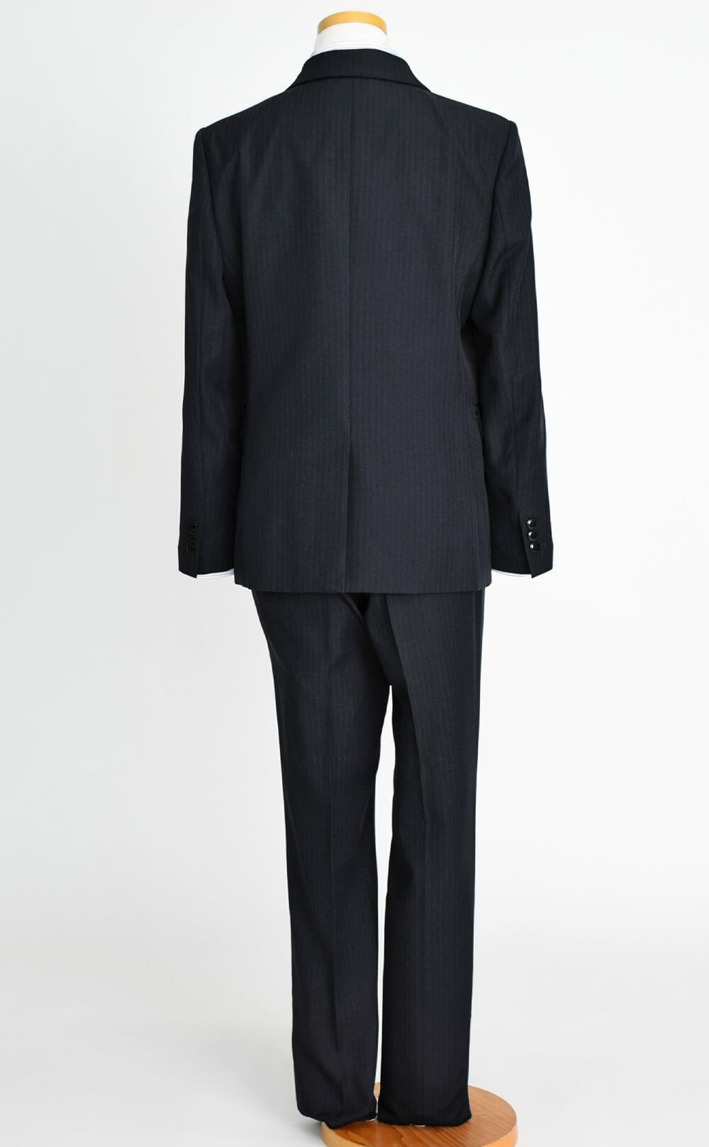 特別な日にぴったりのブラックカラーの男の子用フォーマルスーツ。シンプルで美しいシルエットが魅力のAngel's Closetの子供フォーマル レンタル商品（【レンタル】2つ釦ストライプスーツ5点セット(CAT545610)ブラック）｜画像5