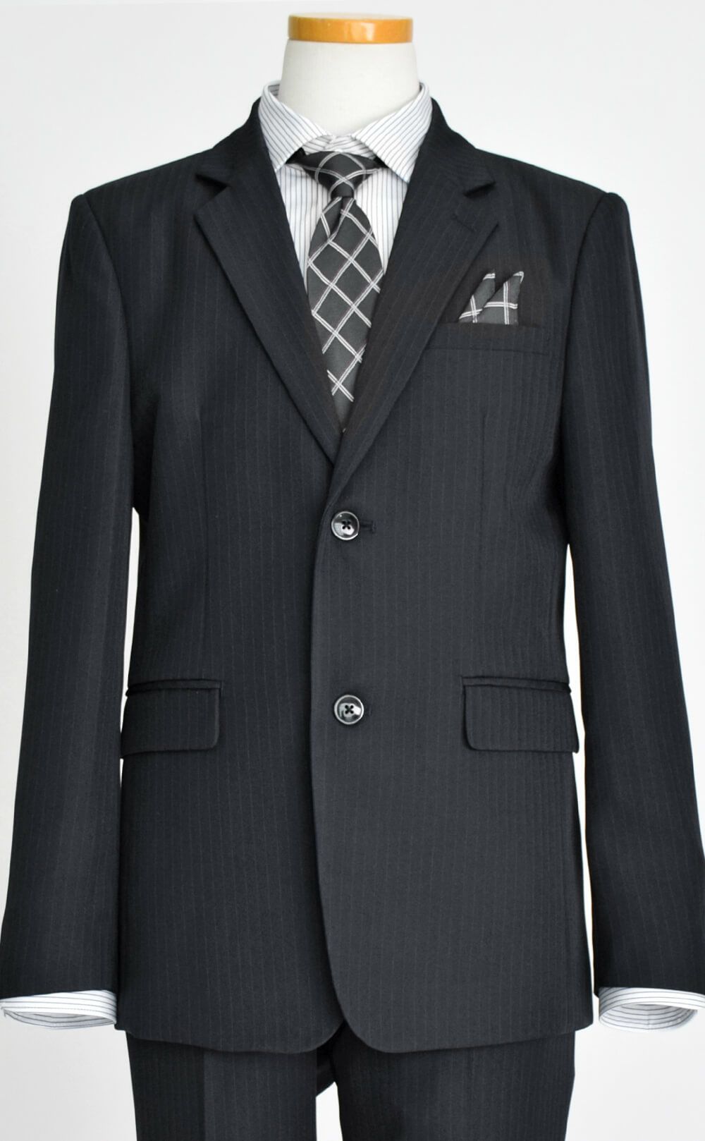 特別な日にぴったりのブラックカラーの男の子用フォーマルスーツ。シンプルで美しいシルエットが魅力のAngel's Closetの子供フォーマル レンタル商品（【レンタル】2つ釦ストライプスーツ5点セット(CAT545610)ブラック）｜画像6