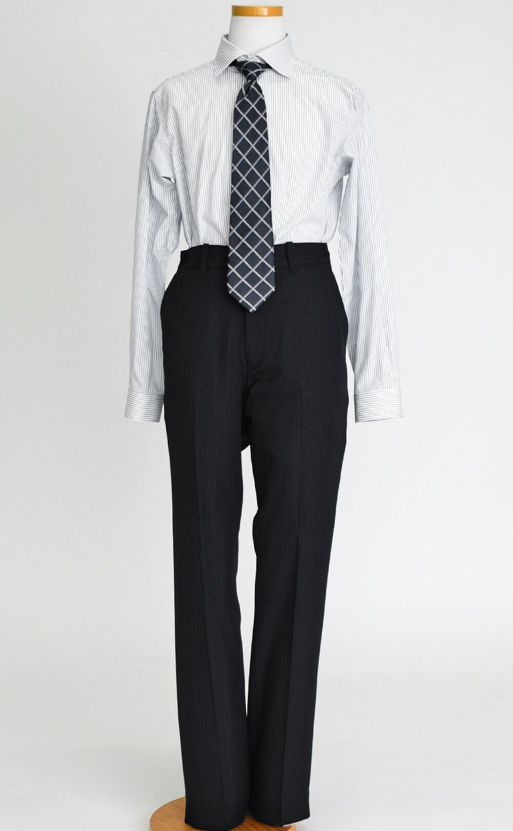 特別な日にぴったりのブラックカラーの男の子用フォーマルスーツ。シンプルで美しいシルエットが魅力のAngel's Closetの子供フォーマル レンタル商品（【レンタル】2つ釦ストライプスーツ5点セット(CAT545610)ブラック）｜画像7