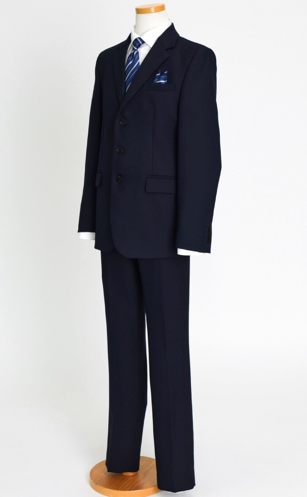 特別な日にぴったりのネイビーカラーの男の子用フォーマルスーツ。シンプルで美しいシルエットが魅力のAngel's Closetの子供フォーマル レンタル商品（【レンタル】ヘリンボーン織り3つボタンスーツ5点セット(CAT545611)ネイビー）｜画像4