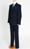 特別な日にぴったりのネイビーカラーの男の子用フォーマルスーツ。シンプルで美しいシルエットが魅力のAngel's Closetの子供フォーマル レンタル商品（【レンタル】ヘリンボーン織り3つボタンスーツ5点セット(CAT545611)ネイビー）｜画像4