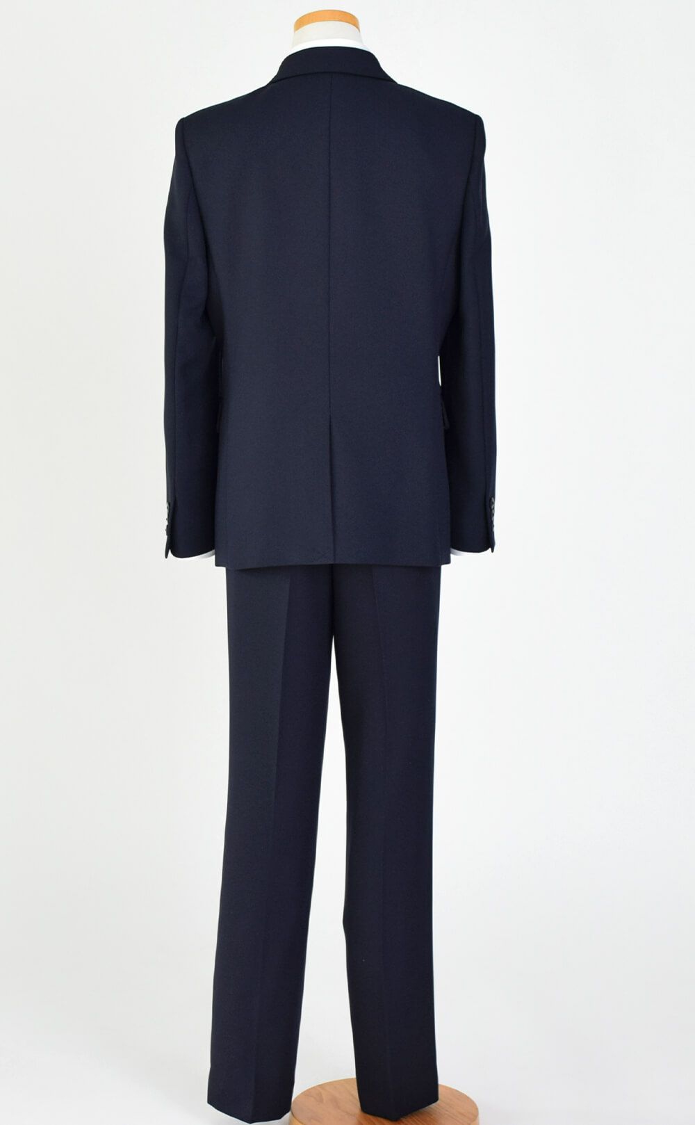特別な日にぴったりのネイビーカラーの男の子用フォーマルスーツ。シンプルで美しいシルエットが魅力のAngel's Closetの子供フォーマル レンタル商品（【レンタル】ヘリンボーン織り3つボタンスーツ5点セット(CAT545611)ネイビー）｜画像5