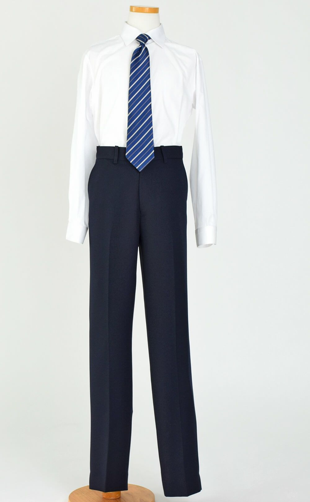 特別な日にぴったりのネイビーカラーの男の子用フォーマルスーツ。シンプルで美しいシルエットが魅力のAngel's Closetの子供フォーマル レンタル商品（【レンタル】ヘリンボーン織り3つボタンスーツ5点セット(CAT545611)ネイビー）｜画像6
