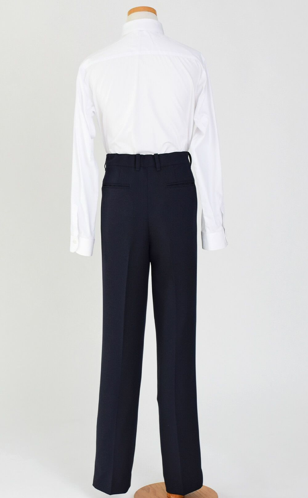 特別な日にぴったりのネイビーカラーの男の子用フォーマルスーツ。シンプルで美しいシルエットが魅力のAngel's Closetの子供フォーマル レンタル商品（【レンタル】ヘリンボーン織り3つボタンスーツ5点セット(CAT545611)ネイビー）｜画像7