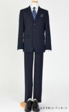 特別な日にぴったりのネイビーカラーの男の子用フォーマルスーツ。シンプルで美しいシルエットが魅力のAngel's Closetの子供フォーマル レンタル商品（【レンタル】ヘリンボーン織り3つボタンスーツ5点セット(CAT545611)ネイビー）｜画像9