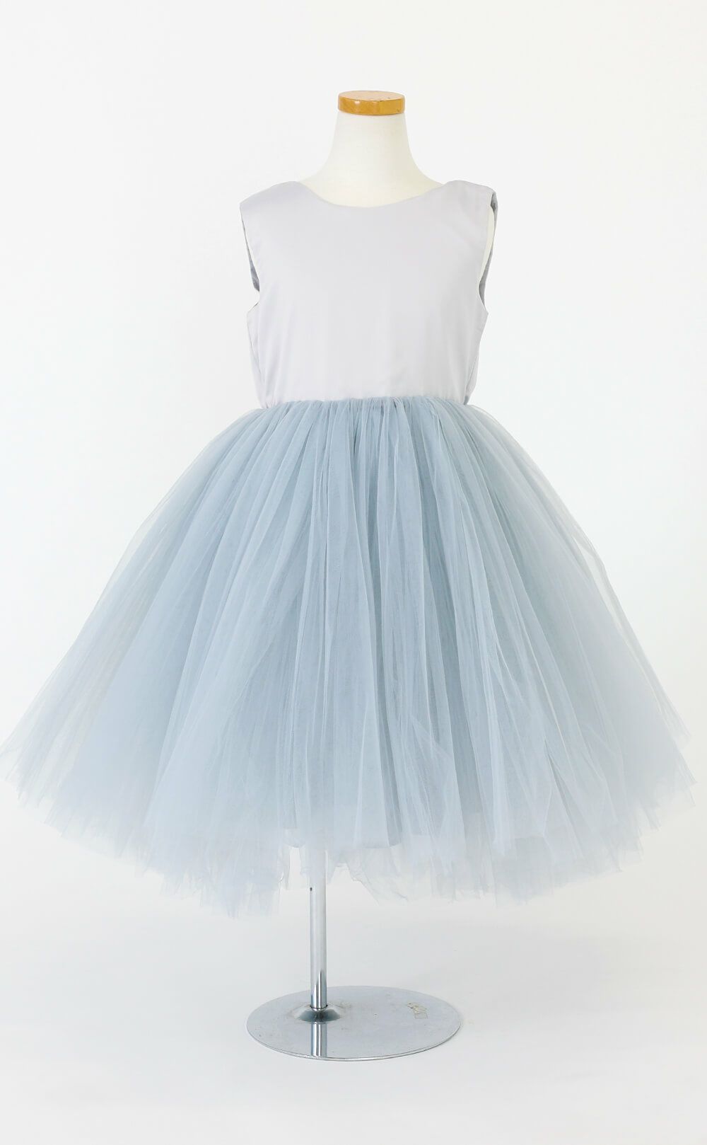 ピアノ発表会や結婚式にぴったりのブルーカラーの女の子用キッズドレス。シンプルで美しいシルエットが魅力のAngel's Closetの子供ドレス レンタル商品（【レンタル】サテン＆ボリュームチュールドレス(YP218)ブルー）｜画像2