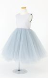 ピアノ発表会や結婚式にぴったりのブルーカラーの女の子用キッズドレス。シンプルで美しいシルエットが魅力のAngel's Closetの子供ドレス レンタル商品（【レンタル】サテン＆ボリュームチュールドレス(YP218)ブルー）｜画像3