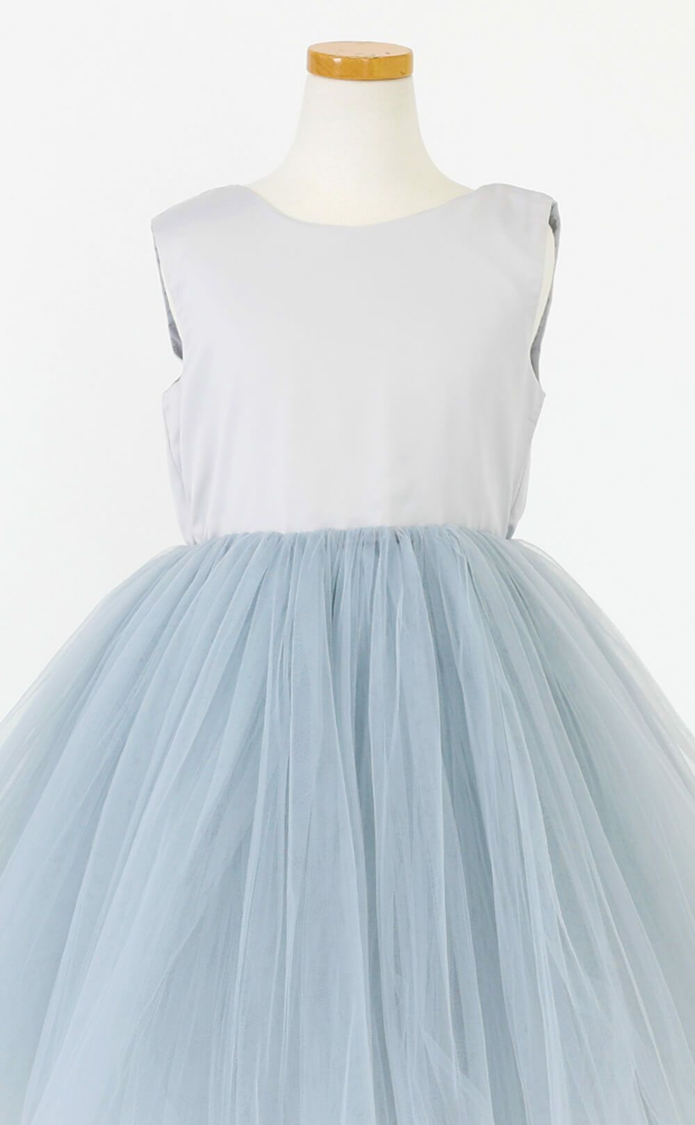 ピアノ発表会や結婚式にぴったりのブルーカラーの女の子用キッズドレス。シンプルで美しいシルエットが魅力のAngel's Closetの子供ドレス レンタル商品（【レンタル】サテン＆ボリュームチュールドレス(YP218)ブルー）｜画像6