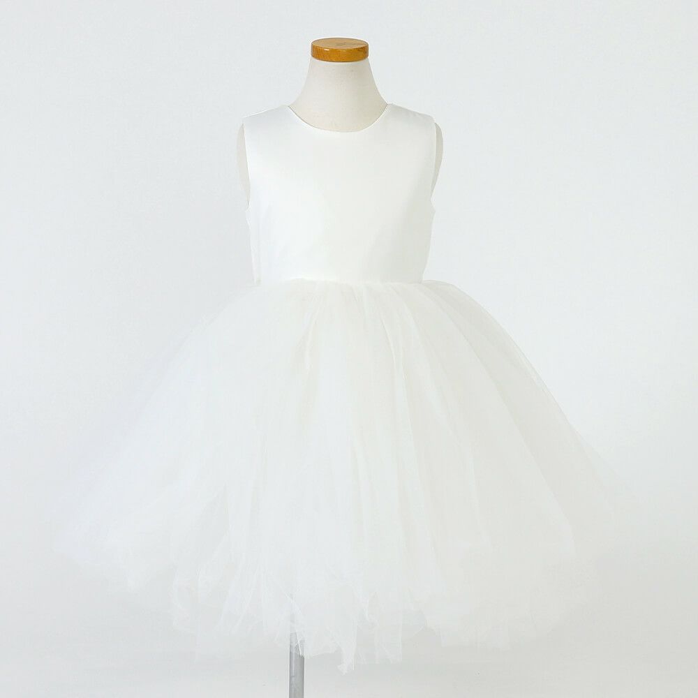 ピアノ発表会や結婚式にぴったりのホワイトカラーの女の子用キッズドレス。シンプルで美しいシルエットが魅力のAngel's Closetの子供ドレス レンタル商品（【レンタル】サテン＆ボリュームチュールドレス(YP218)ホワイト）｜画像2