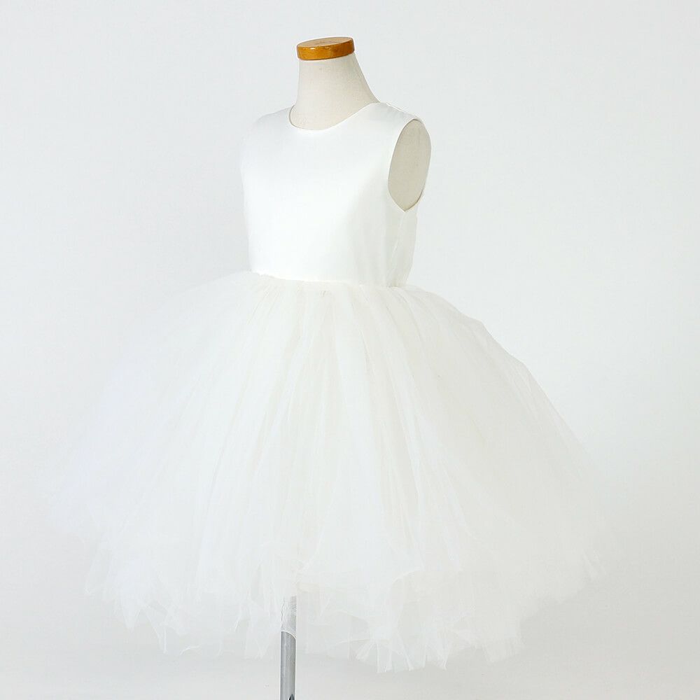 ピアノ発表会や結婚式にぴったりのホワイトカラーの女の子用キッズドレス。シンプルで美しいシルエットが魅力のAngel's Closetの子供ドレス レンタル商品（【レンタル】サテン＆ボリュームチュールドレス(YP218)ホワイト）｜画像3