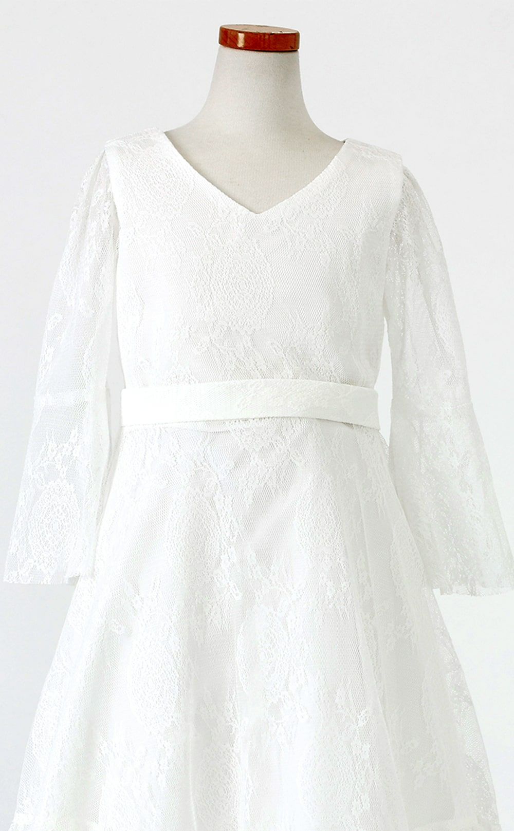 ピアノ発表会や結婚式にぴったりのホワイトカラーの女の子用キッズドレス。シンプルで美しいシルエットが魅力のAngel's Closetの子供ドレス レンタル商品（【レンタル】フラッタースリーブ総レースロングドレス(YP219)ホワイト）｜画像7