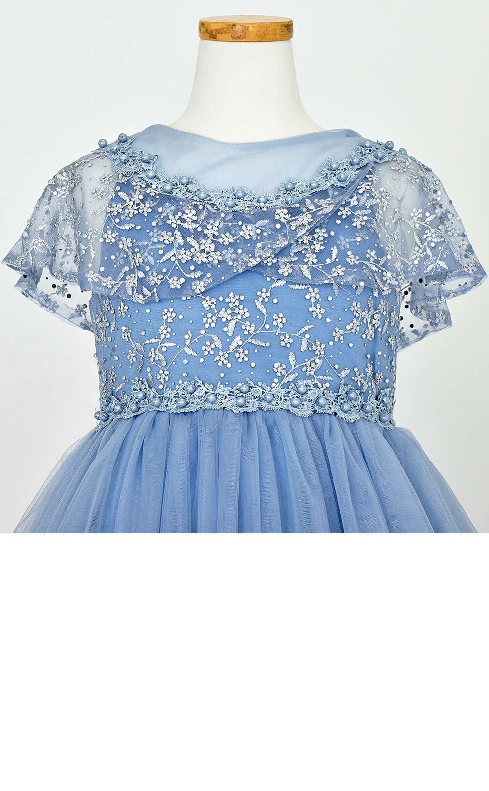 ピアノ発表会や結婚式にぴったりのブルーカラーの女の子用キッズドレス。シンプルで美しいシルエットが魅力のAngel's Closetの子供ドレス レンタル商品（【レンタル】フラワーレースケープ＆チュールドレス（YP222） ブルーグレー）｜画像7