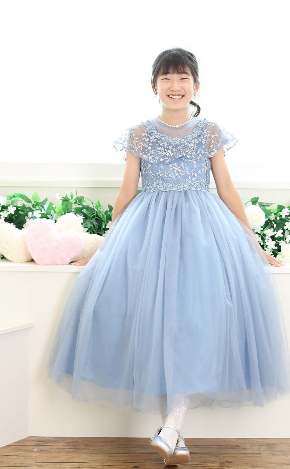 ピアノ発表会や結婚式にぴったりのブルーカラーの女の子用キッズドレス。シンプルで美しいシルエットが魅力のAngel's Closetの子供ドレス レンタル商品（【レンタル】フラワーレースケープ＆チュールドレス（YP222） ブルーグレー）｜画像11
