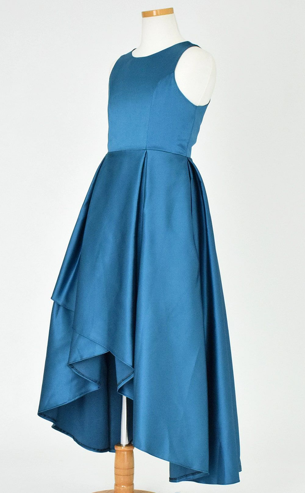 ピアノ発表会や結婚式にぴったりのカラーの女の子用キッズドレス。シンプルで美しいシルエットが魅力のAngel's Closetの子供ドレス レンタル商品（【レンタル】ハイ＆ローカスケードサテンロングドレス（YP223） ピーコック）｜画像4