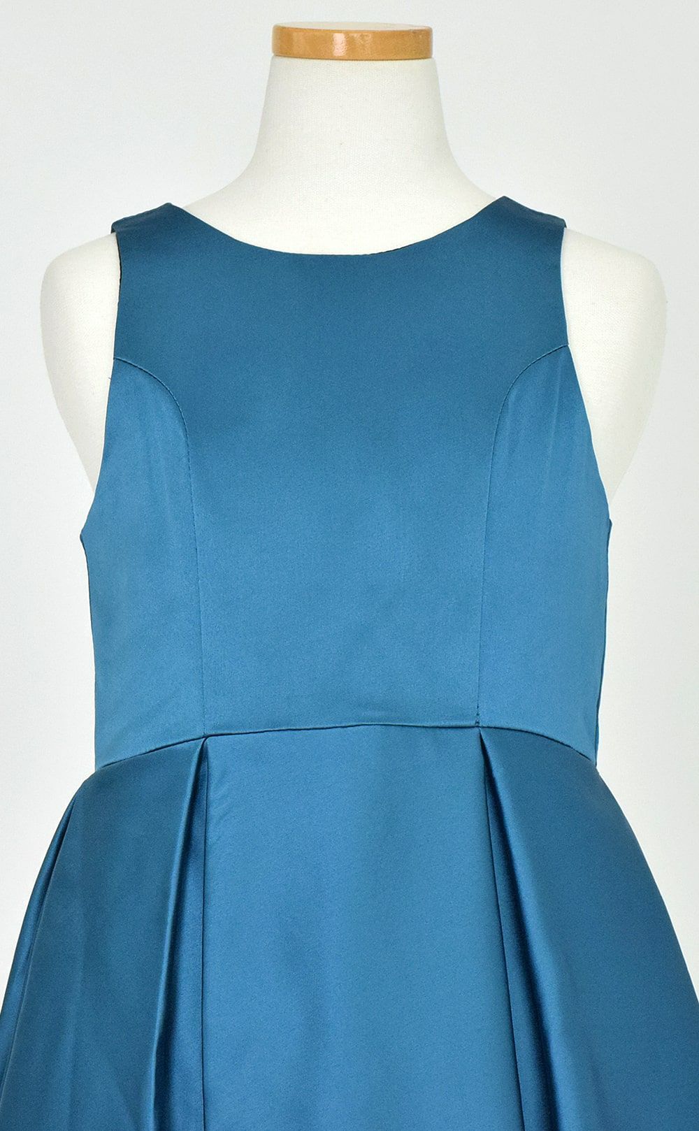 ピアノ発表会や結婚式にぴったりのカラーの女の子用キッズドレス。シンプルで美しいシルエットが魅力のAngel's Closetの子供ドレス レンタル商品（【レンタル】ハイ＆ローカスケードサテンロングドレス（YP223） ピーコック）｜画像7