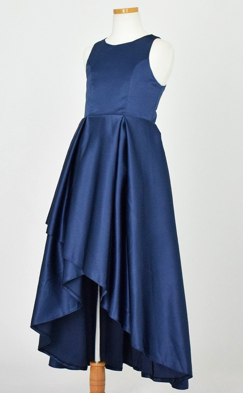 ピアノ発表会や結婚式にぴったりのネイビーカラーの女の子用キッズドレス。シンプルで美しいシルエットが魅力のAngel's Closetの子供ドレス レンタル商品（【レンタル】ハイ＆ローカスケードサテンロングドレス（YP223） ネイビー）｜画像4