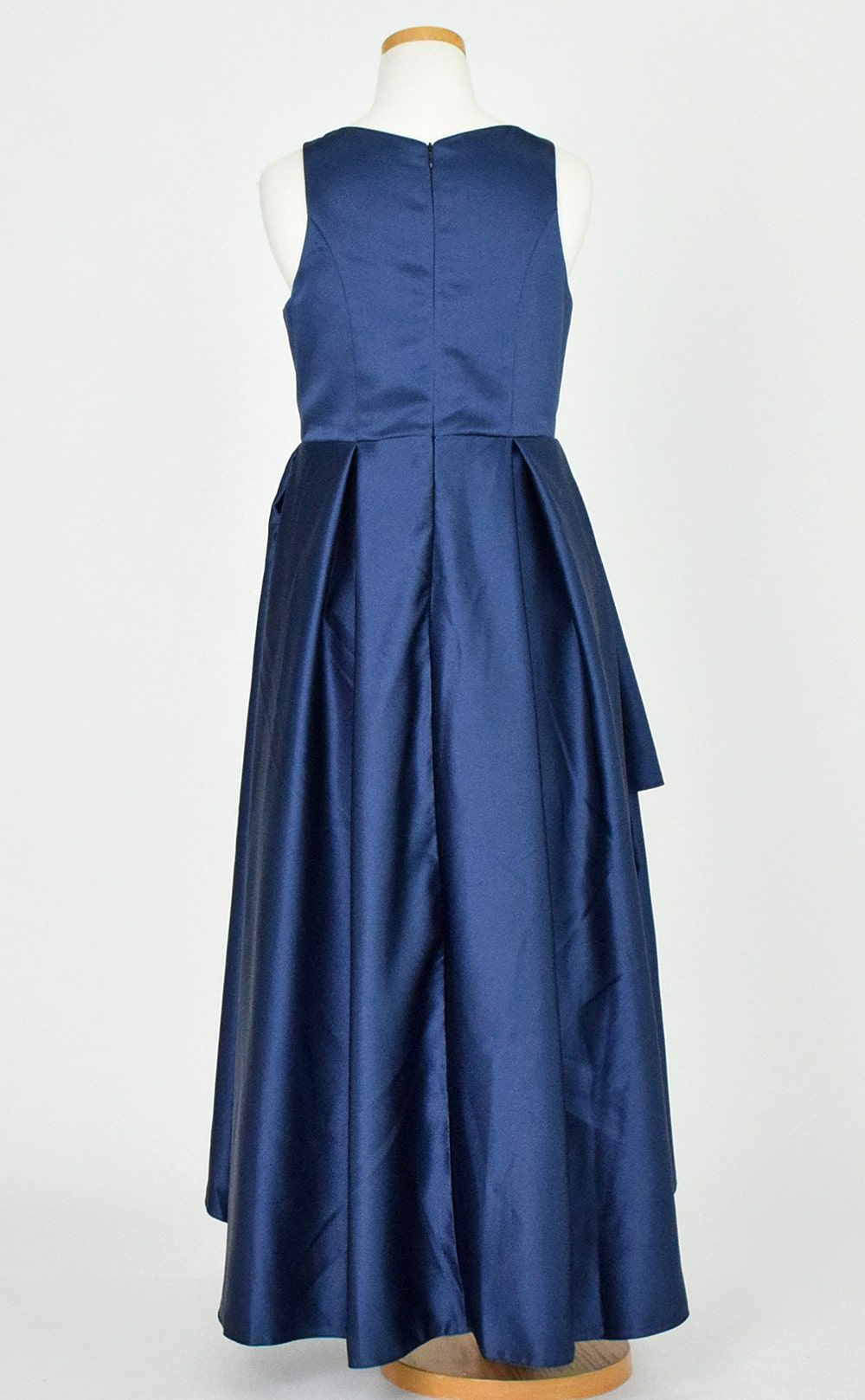 ピアノ発表会や結婚式にぴったりのネイビーカラーの女の子用キッズドレス。シンプルで美しいシルエットが魅力のAngel's Closetの子供ドレス レンタル商品（【レンタル】ハイ＆ローカスケードサテンロングドレス（YP223） ネイビー）｜画像5