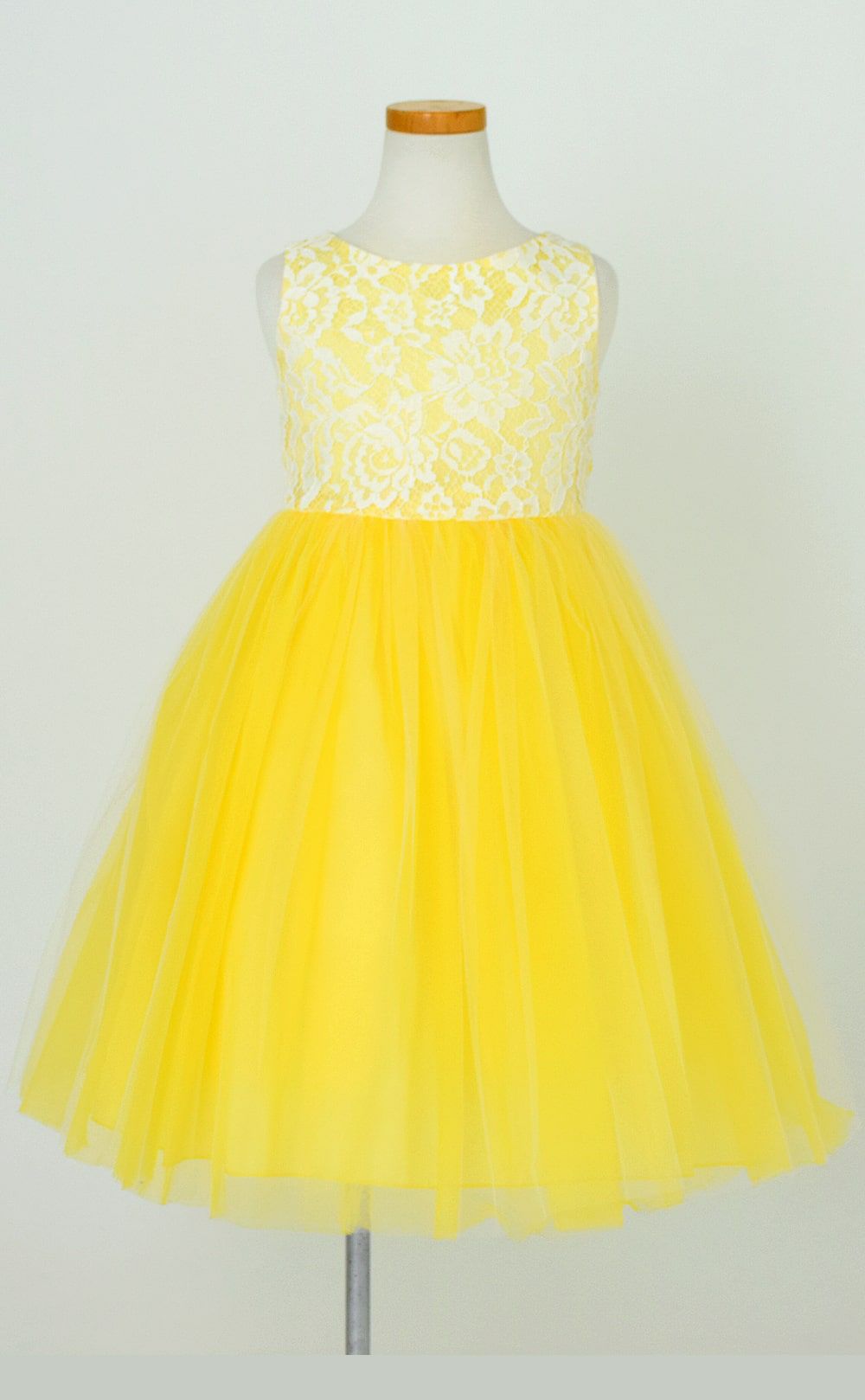 ピアノ発表会や結婚式にぴったりのカラーの女の子用キッズドレス。シンプルで美しいシルエットが魅力のAngel's Closetの子供ドレス レンタル商品（【レンタル】レース＆４レイヤーイリュージョンチュールドレス（KD414） イエロー）｜画像3