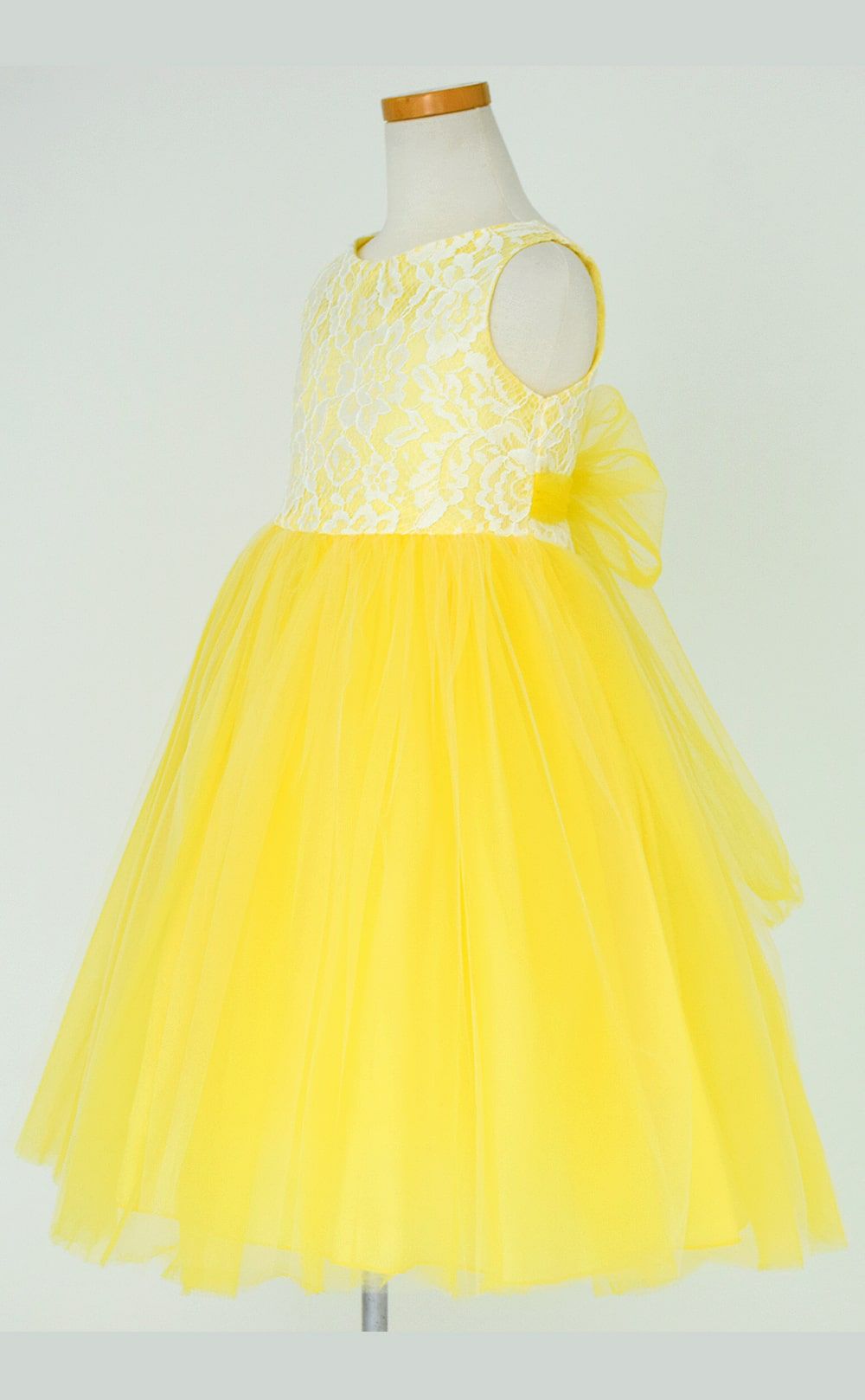 ピアノ発表会や結婚式にぴったりのカラーの女の子用キッズドレス。シンプルで美しいシルエットが魅力のAngel's Closetの子供ドレス レンタル商品（【レンタル】レース＆４レイヤーイリュージョンチュールドレス（KD414） イエロー）｜画像4