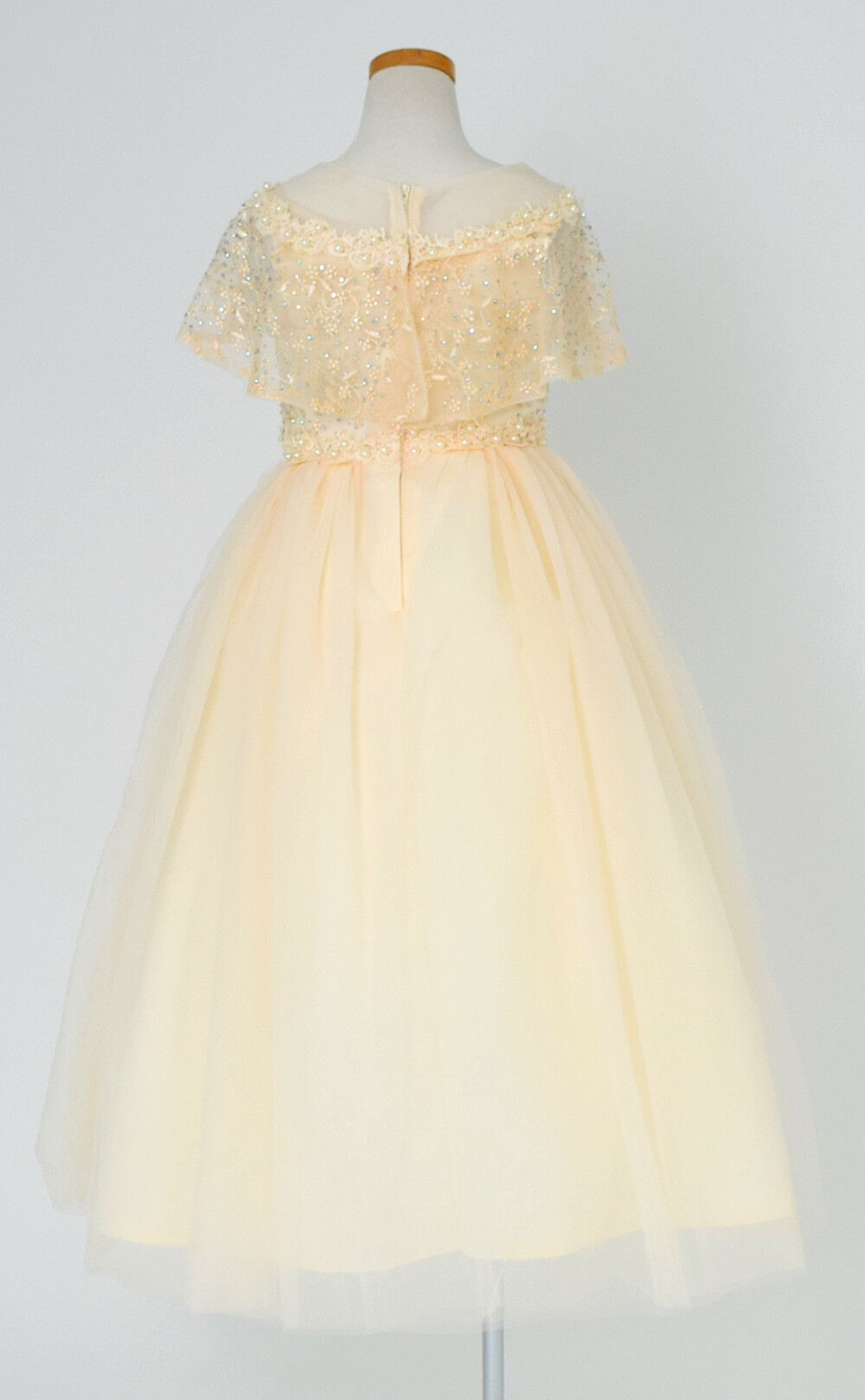 ピアノ発表会や結婚式にぴったりのカラーの女の子用キッズドレス。シンプルで美しいシルエットが魅力のAngel's Closetの子供ドレス レンタル商品（【レンタル】フラワーレースケープ＆チュールドレス（YP222） シャンパン）｜画像5