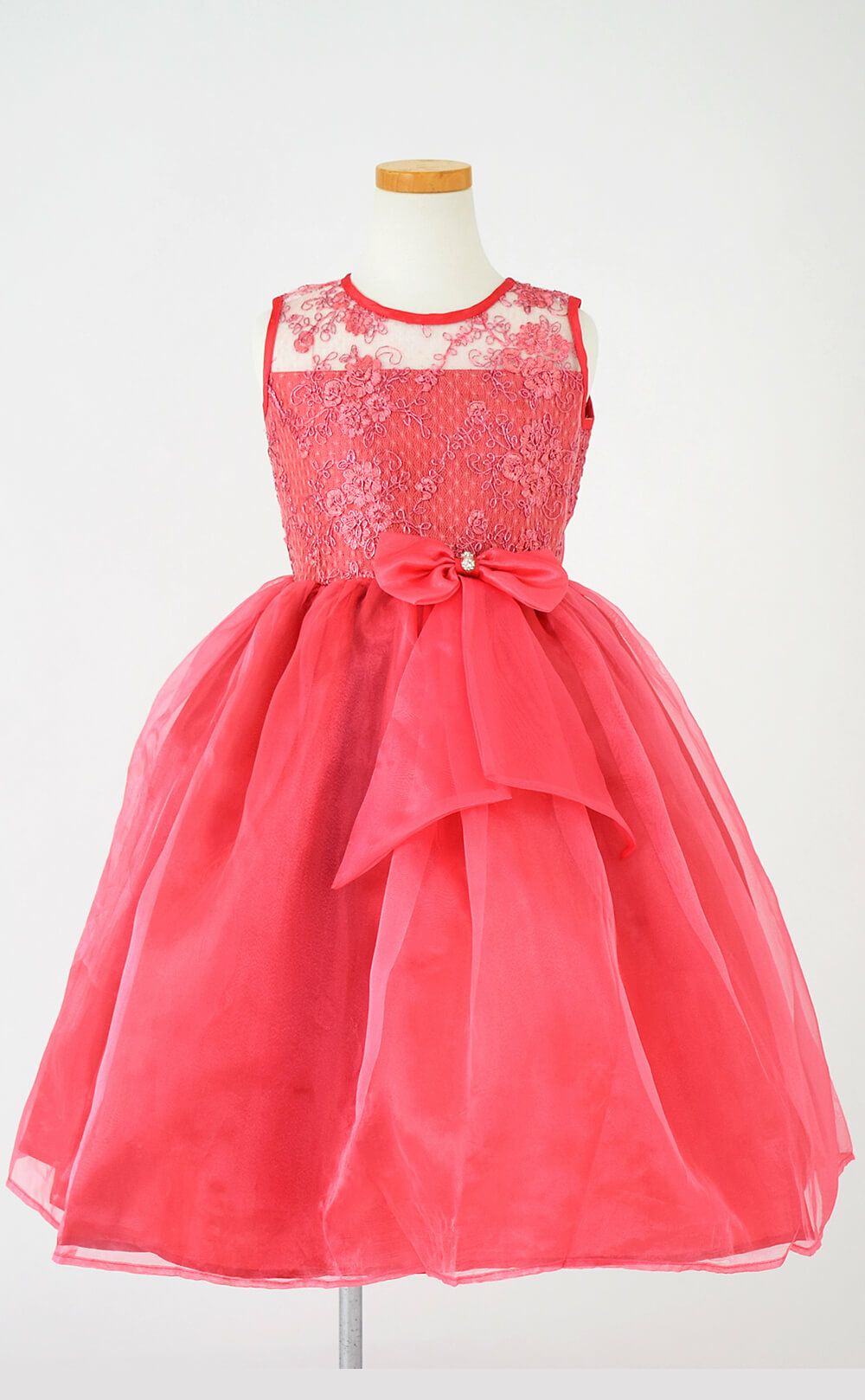 ピアノ発表会や結婚式にぴったりのカラーの女の子用キッズドレス。シンプルで美しいシルエットが魅力のAngel's Closetの子供ドレス レンタル商品（【レンタル】レース＆メタル刺繍オーガンジー子供ドレス（リボンコサージュ付）(CC2461)コーラル｜画像3