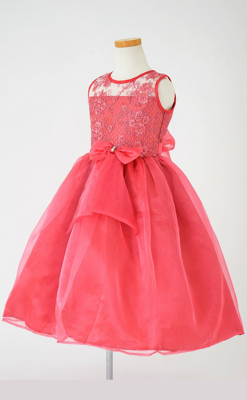 ピアノ発表会や結婚式にぴったりのカラーの女の子用キッズドレス。シンプルで美しいシルエットが魅力のAngel's Closetの子供ドレス レンタル商品（【レンタル】レース＆メタル刺繍オーガンジー子供ドレス（リボンコサージュ付）(CC2461)コーラル｜画像4