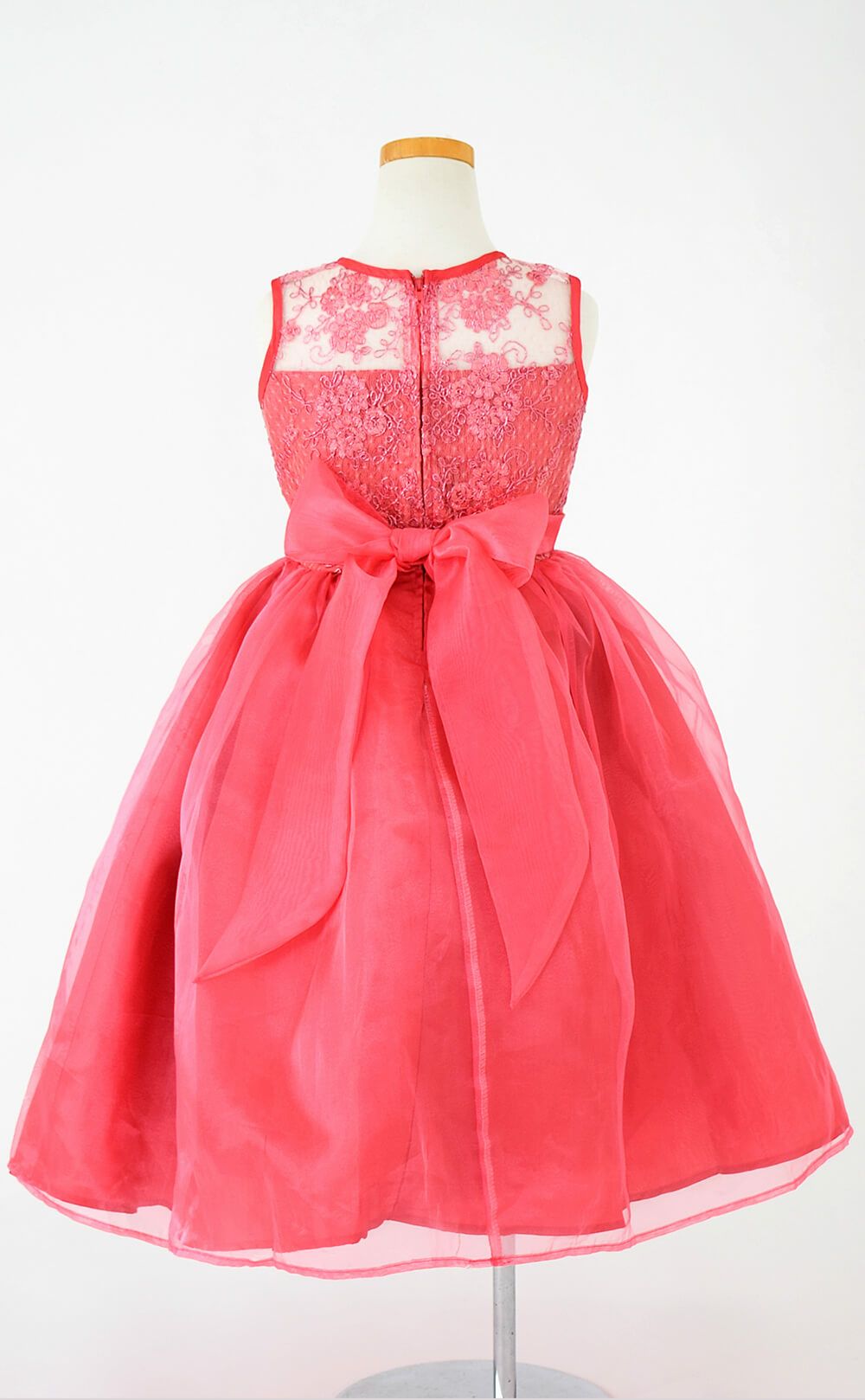 ピアノ発表会や結婚式にぴったりのカラーの女の子用キッズドレス。シンプルで美しいシルエットが魅力のAngel's Closetの子供ドレス レンタル商品（【レンタル】レース＆メタル刺繍オーガンジー子供ドレス（リボンコサージュ付）(CC2461)コーラル｜画像5