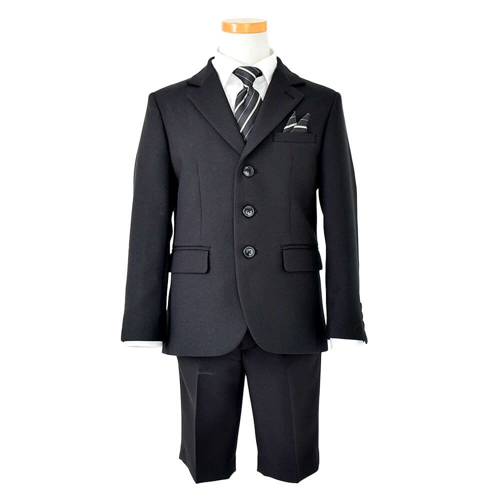 特別な日にぴったりのブラックカラーの男の子用フォーマルスーツ。シンプルで美しいシルエットが魅力のAngel's Closetの子供フォーマル レンタル商品（【レンタル】ヘリンボーン織り3つボタンスーツ4点セット(CAT545411) ブラック）｜画像2