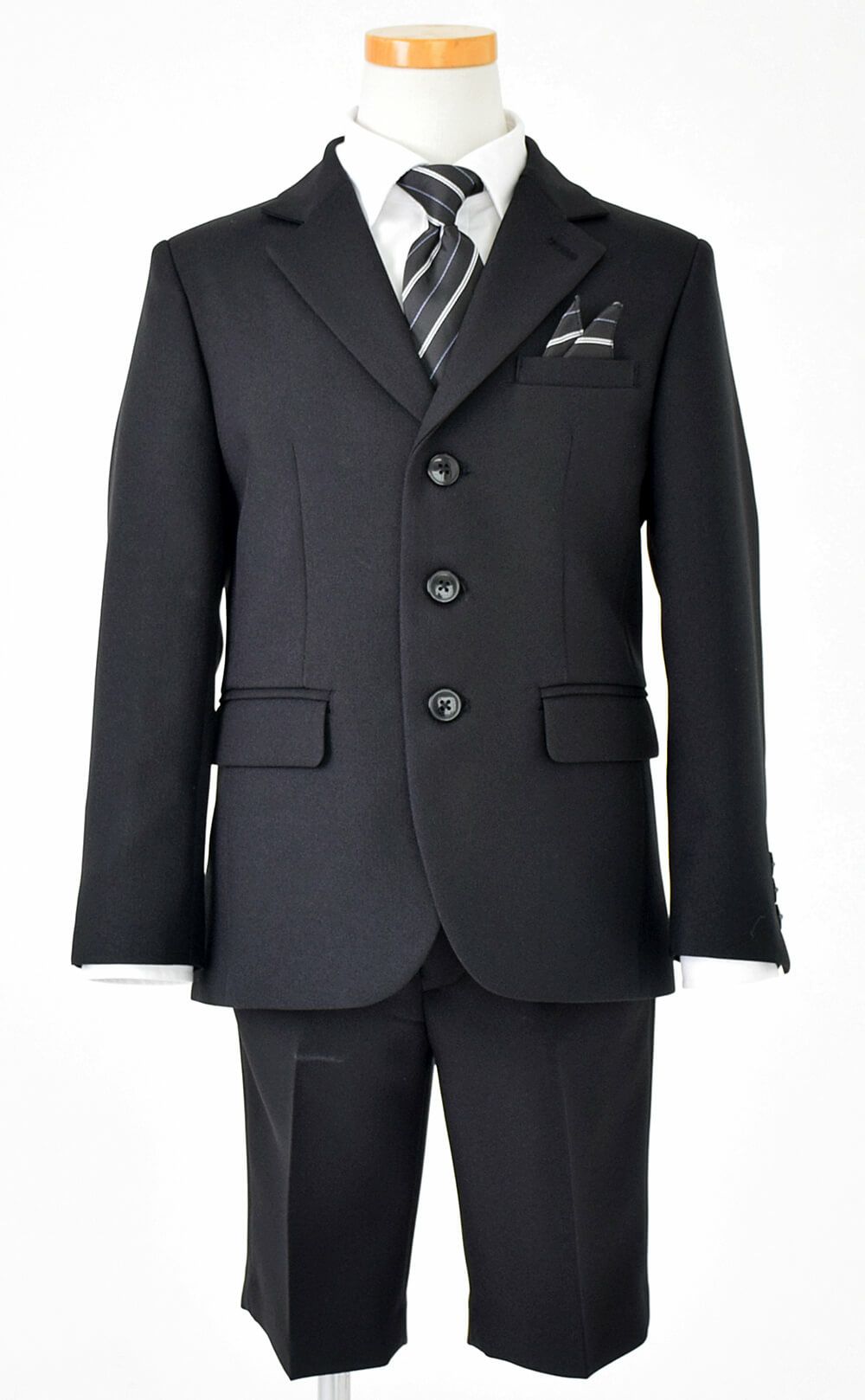 特別な日にぴったりのブラックカラーの男の子用フォーマルスーツ。シンプルで美しいシルエットが魅力のAngel's Closetの子供フォーマル レンタル商品（【レンタル】ヘリンボーン織り3つボタンスーツ4点セット(CAT545411) ブラック）｜画像3