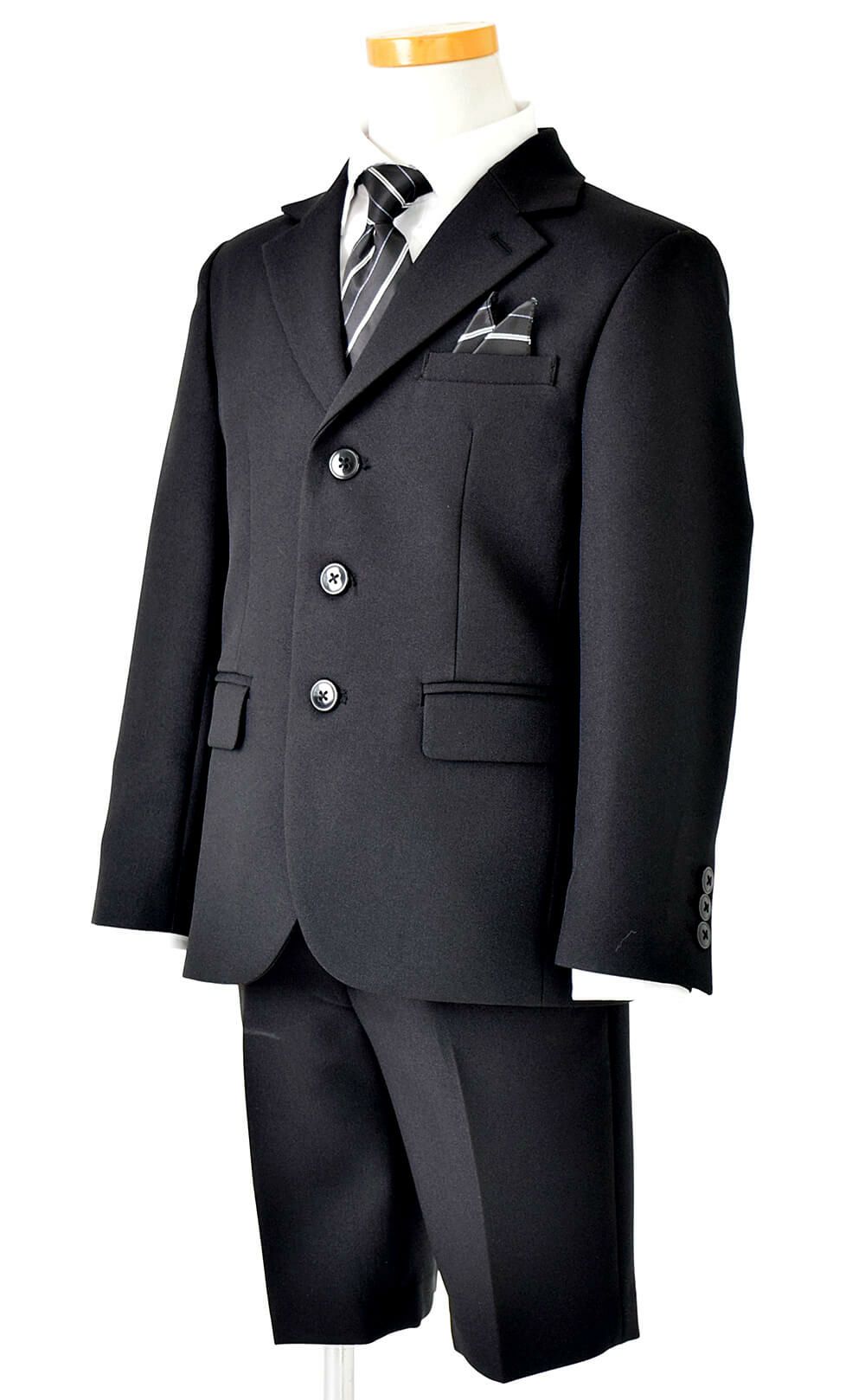 特別な日にぴったりのブラックカラーの男の子用フォーマルスーツ。シンプルで美しいシルエットが魅力のAngel's Closetの子供フォーマル レンタル商品（【レンタル】ヘリンボーン織り3つボタンスーツ4点セット(CAT545411) ブラック）｜画像4