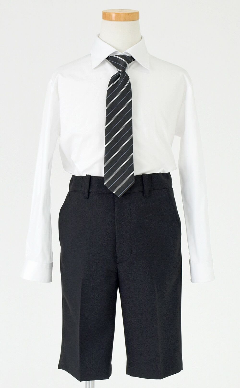 特別な日にぴったりのブラックカラーの男の子用フォーマルスーツ。シンプルで美しいシルエットが魅力のAngel's Closetの子供フォーマル レンタル商品（【レンタル】ヘリンボーン織り3つボタンスーツ4点セット(CAT545411) ブラック）｜画像7