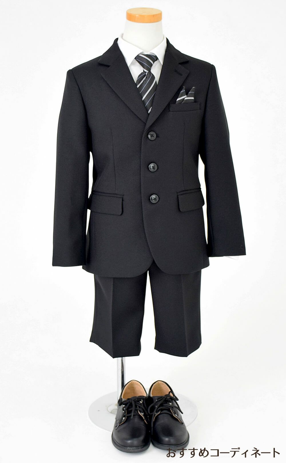 特別な日にぴったりのブラックカラーの男の子用フォーマルスーツ。シンプルで美しいシルエットが魅力のAngel's Closetの子供フォーマル レンタル商品（【レンタル】ヘリンボーン織り3つボタンスーツ4点セット(CAT545411) ブラック）｜画像9