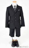 特別な日にぴったりのブラックカラーの男の子用フォーマルスーツ。シンプルで美しいシルエットが魅力のAngel's Closetの子供フォーマル レンタル商品（【レンタル】ヘリンボーン織り3つボタンスーツ4点セット(CAT545411) ブラック）｜画像9