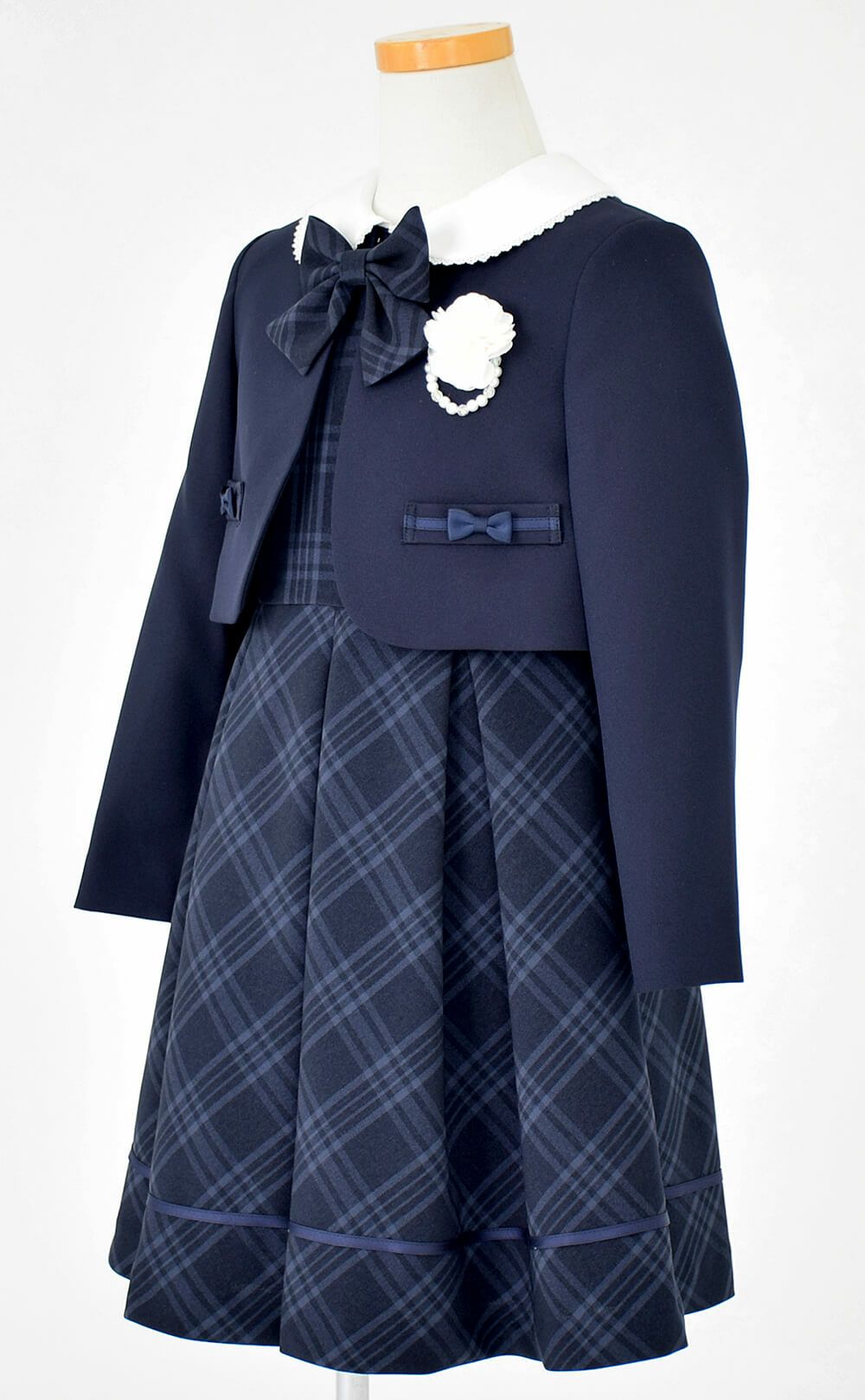 ピアノ発表会や結婚式にぴったりのネイビーカラーの男の子用フォーマルスーツ。シンプルで美しいシルエットが魅力のAngel's Closetの子供フォーマル レンタル商品（【レンタル】格子柄ネイビーアンサンブルスーツ4点セット（CAT819301） ネイビー）｜画像4