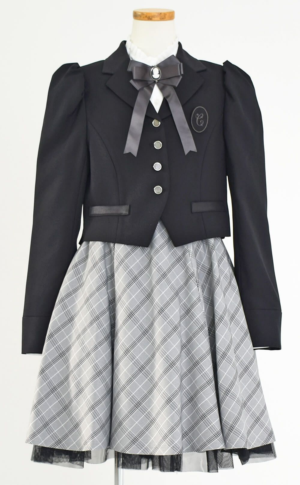 ピアノ発表会や結婚式にぴったりのブラックカラーの男の子用フォーマルスーツ。シンプルで美しいシルエットが魅力のAngel's Closetの子供フォーマル レンタル商品（【レンタル】クラシカルパフスリーブジャケットスーツ4点セット(CAT423511) ブラック）｜画像3