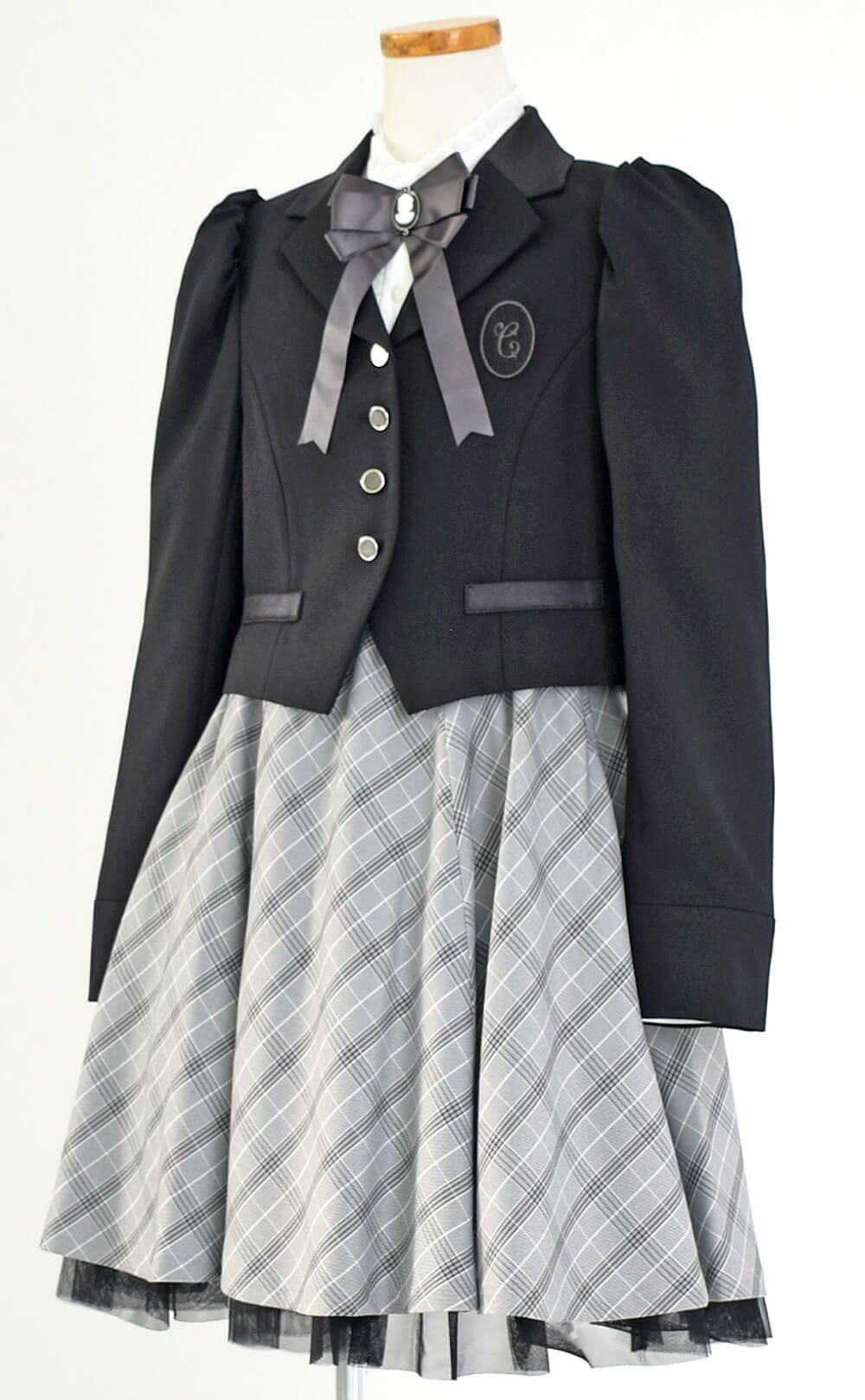 ピアノ発表会や結婚式にぴったりのブラックカラーの男の子用フォーマルスーツ。シンプルで美しいシルエットが魅力のAngel's Closetの子供フォーマル レンタル商品（【レンタル】クラシカルパフスリーブジャケットスーツ4点セット(CAT423511) ブラック）｜画像4