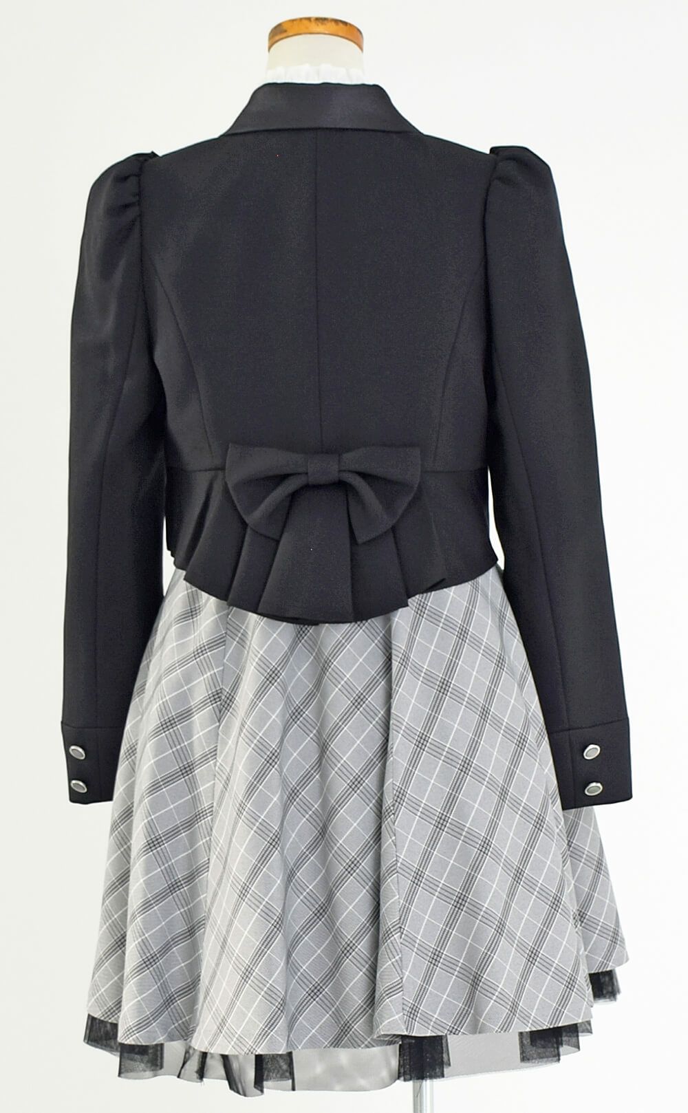 ピアノ発表会や結婚式にぴったりのブラックカラーの男の子用フォーマルスーツ。シンプルで美しいシルエットが魅力のAngel's Closetの子供フォーマル レンタル商品（【レンタル】クラシカルパフスリーブジャケットスーツ4点セット(CAT423511) ブラック）｜画像5