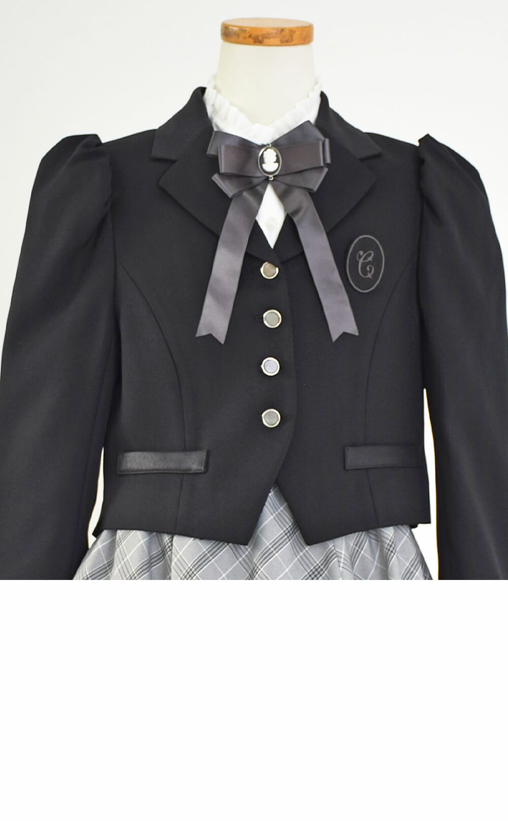 ピアノ発表会や結婚式にぴったりのブラックカラーの男の子用フォーマルスーツ。シンプルで美しいシルエットが魅力のAngel's Closetの子供フォーマル レンタル商品（【レンタル】クラシカルパフスリーブジャケットスーツ4点セット(CAT423511) ブラック）｜画像6