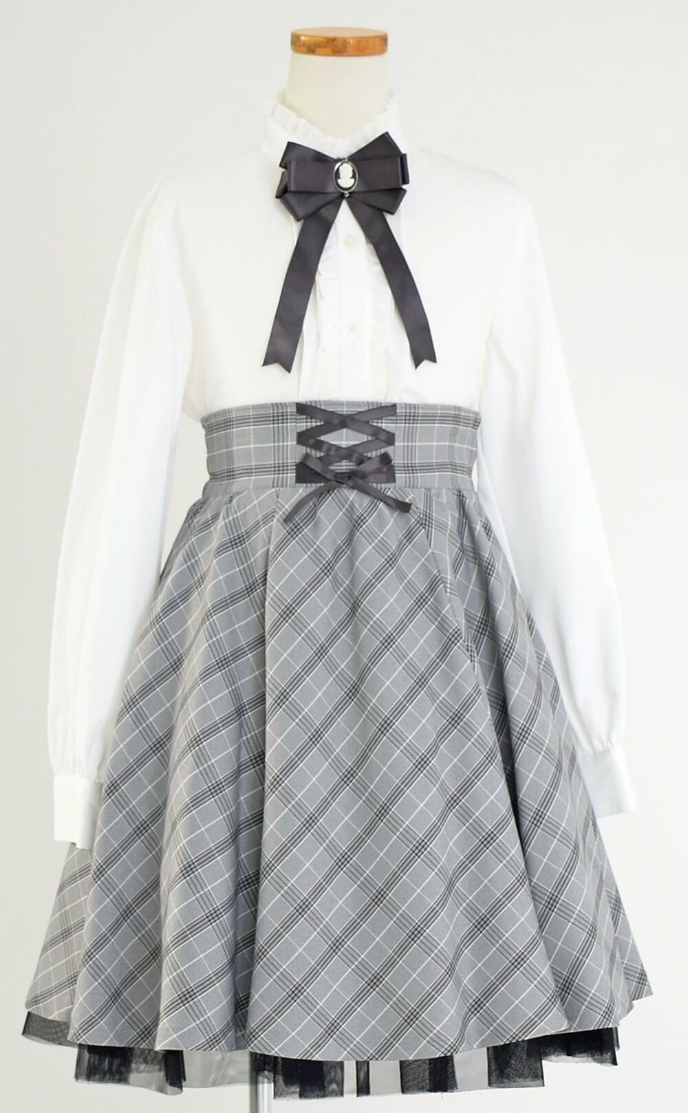 ピアノ発表会や結婚式にぴったりのブラックカラーの男の子用フォーマルスーツ。シンプルで美しいシルエットが魅力のAngel's Closetの子供フォーマル レンタル商品（【レンタル】クラシカルパフスリーブジャケットスーツ4点セット(CAT423511) ブラック）｜画像7