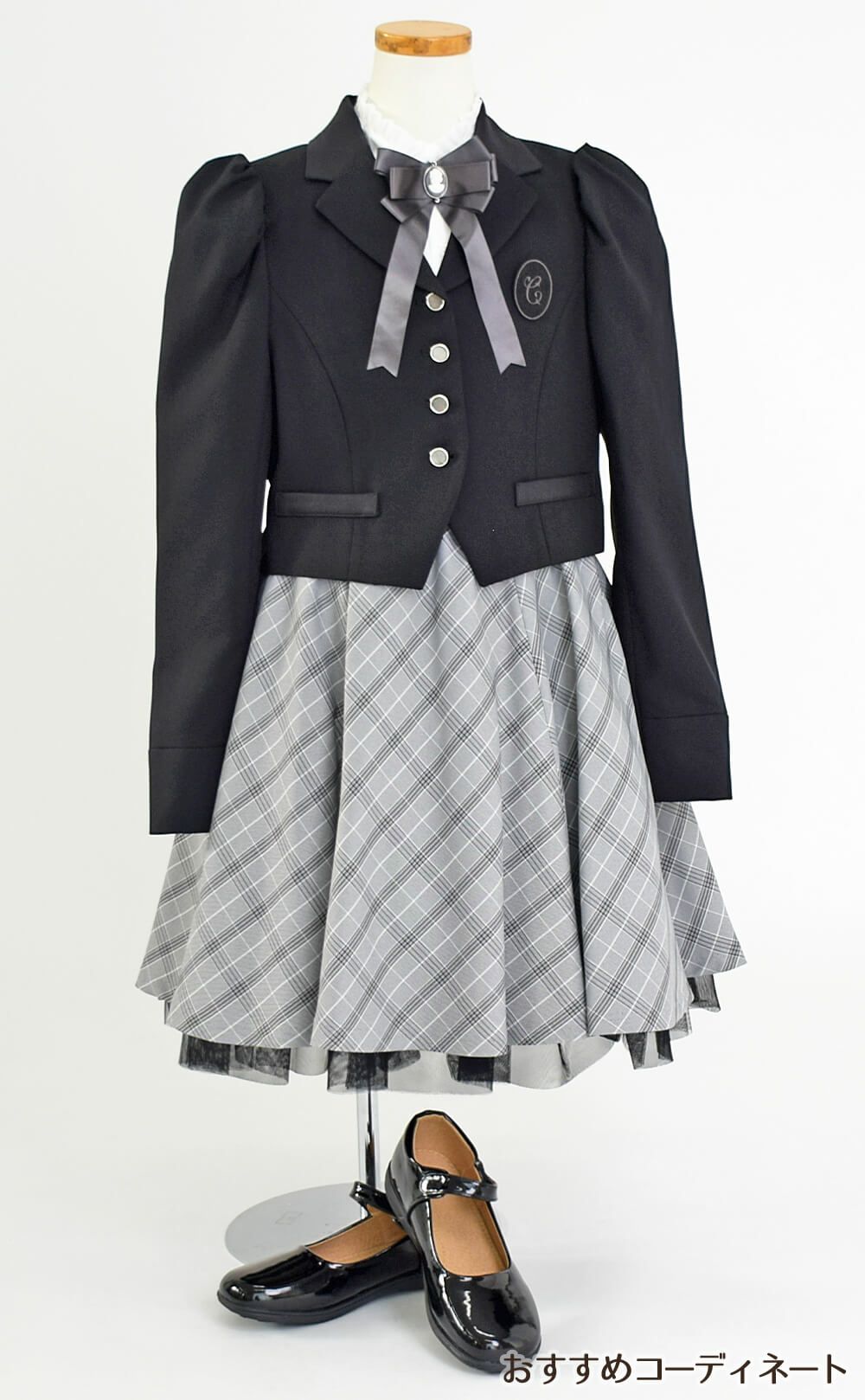 ピアノ発表会や結婚式にぴったりのブラックカラーの男の子用フォーマルスーツ。シンプルで美しいシルエットが魅力のAngel's Closetの子供フォーマル レンタル商品（【レンタル】クラシカルパフスリーブジャケットスーツ4点セット(CAT423511) ブラック）｜画像9