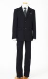 特別な日にぴったりのブラックカラーの男の子用フォーマルスーツ。シンプルで美しいシルエットが魅力のAngel's Closetの子供フォーマル レンタル商品（【レンタル】ストライプシャツ2つボタンベーシックスーツ4点セット(CAT555610) ブラック）｜画像3