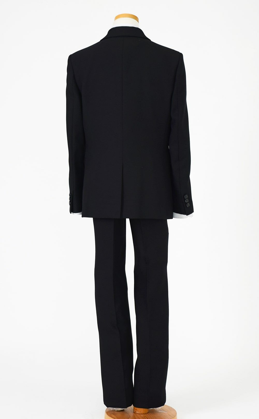 特別な日にぴったりのブラックカラーの男の子用フォーマルスーツ。シンプルで美しいシルエットが魅力のAngel's Closetの子供フォーマル レンタル商品（【レンタル】ストライプシャツ2つボタンベーシックスーツ4点セット(CAT555610) ブラック）｜画像5