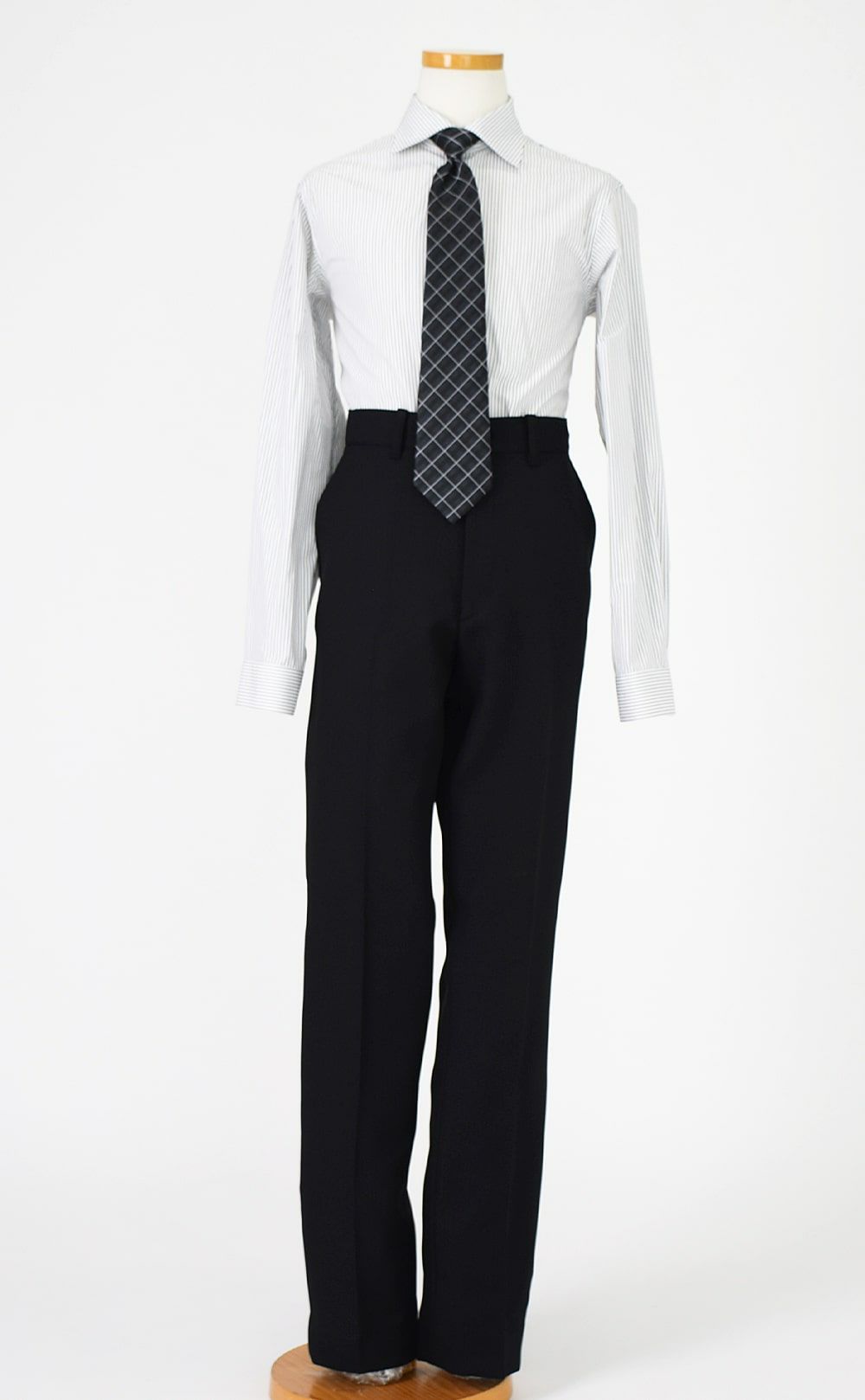 特別な日にぴったりのブラックカラーの男の子用フォーマルスーツ。シンプルで美しいシルエットが魅力のAngel's Closetの子供フォーマル レンタル商品（【レンタル】ストライプシャツ2つボタンベーシックスーツ4点セット(CAT555610) ブラック）｜画像7